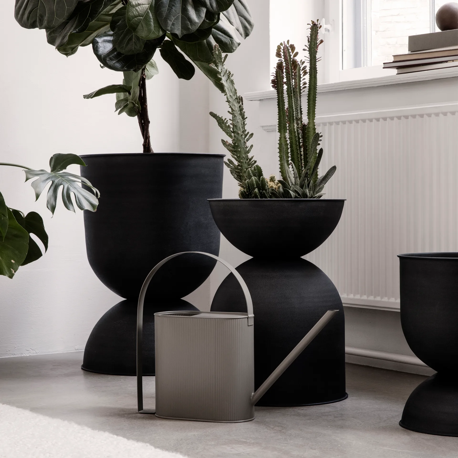 Cache-pot Hourglass moyen Ø41 cm, Noir-gris foncé Ferm Living
