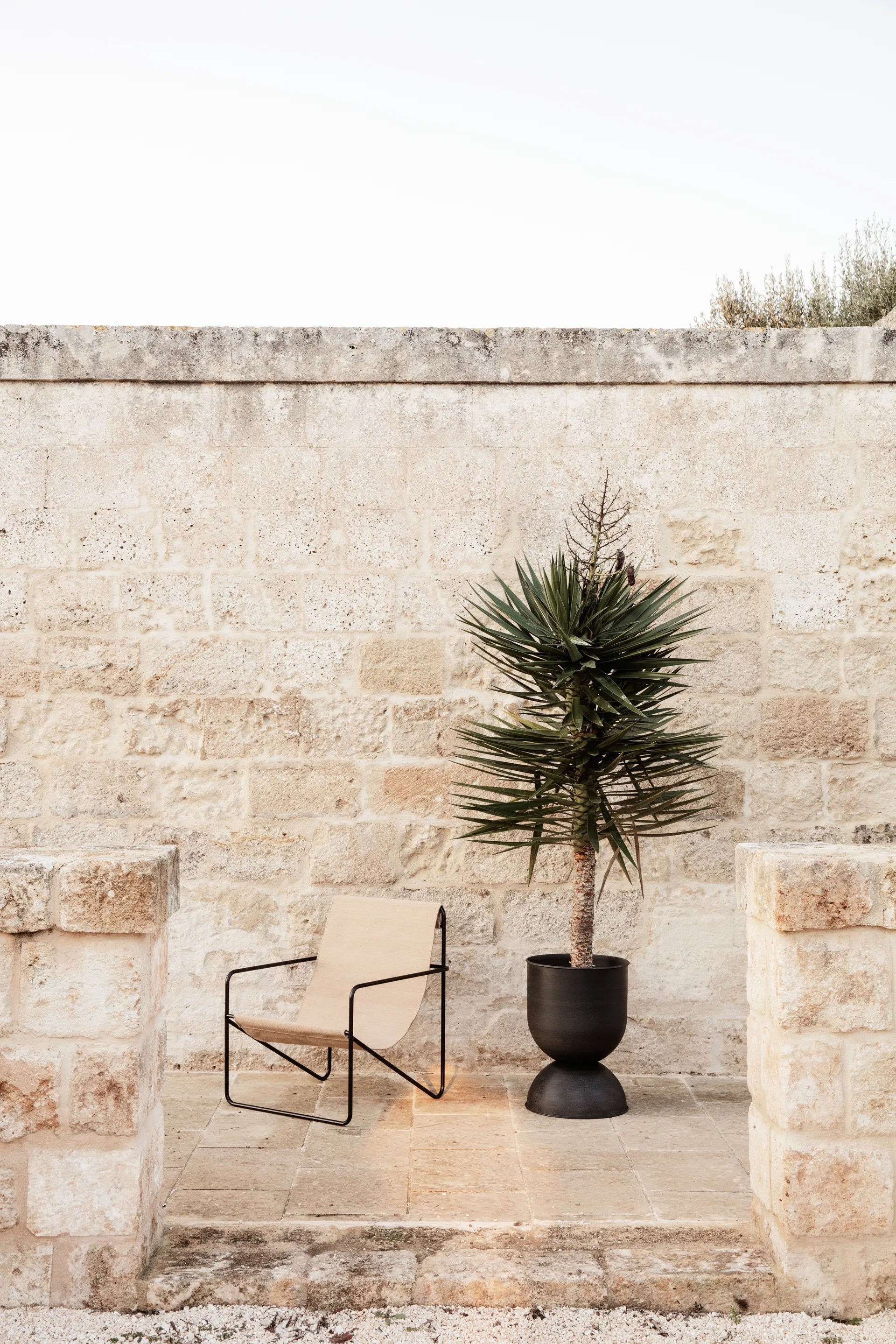 Cache-pot Hourglass moyen Ø41 cm, Noir-gris foncé Ferm Living