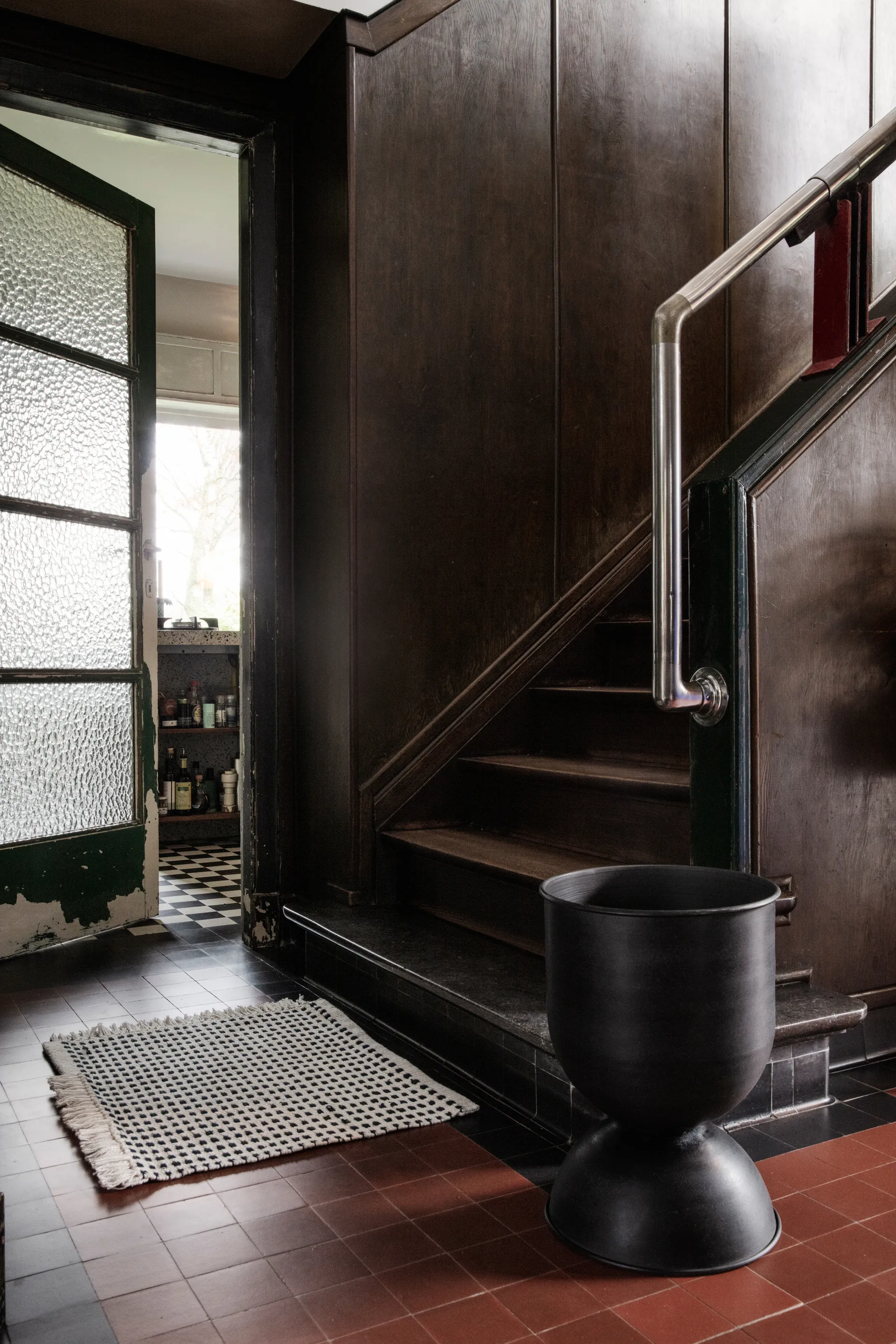 Cache-pot Hourglass moyen Ø41 cm, Noir-gris foncé Ferm Living