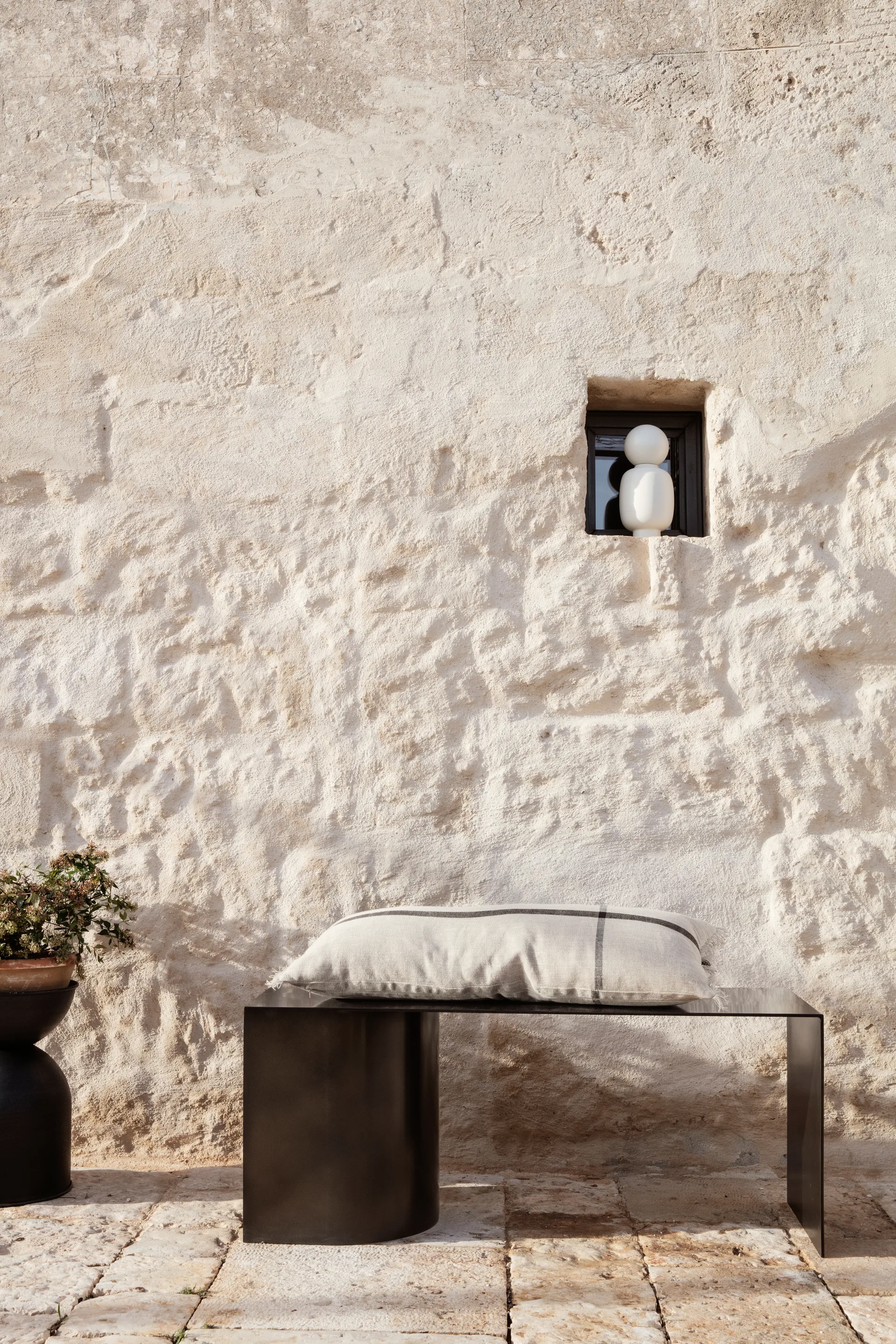 Cache-pot Hourglass petit Ø30 cm, Noir-gris foncé Ferm Living