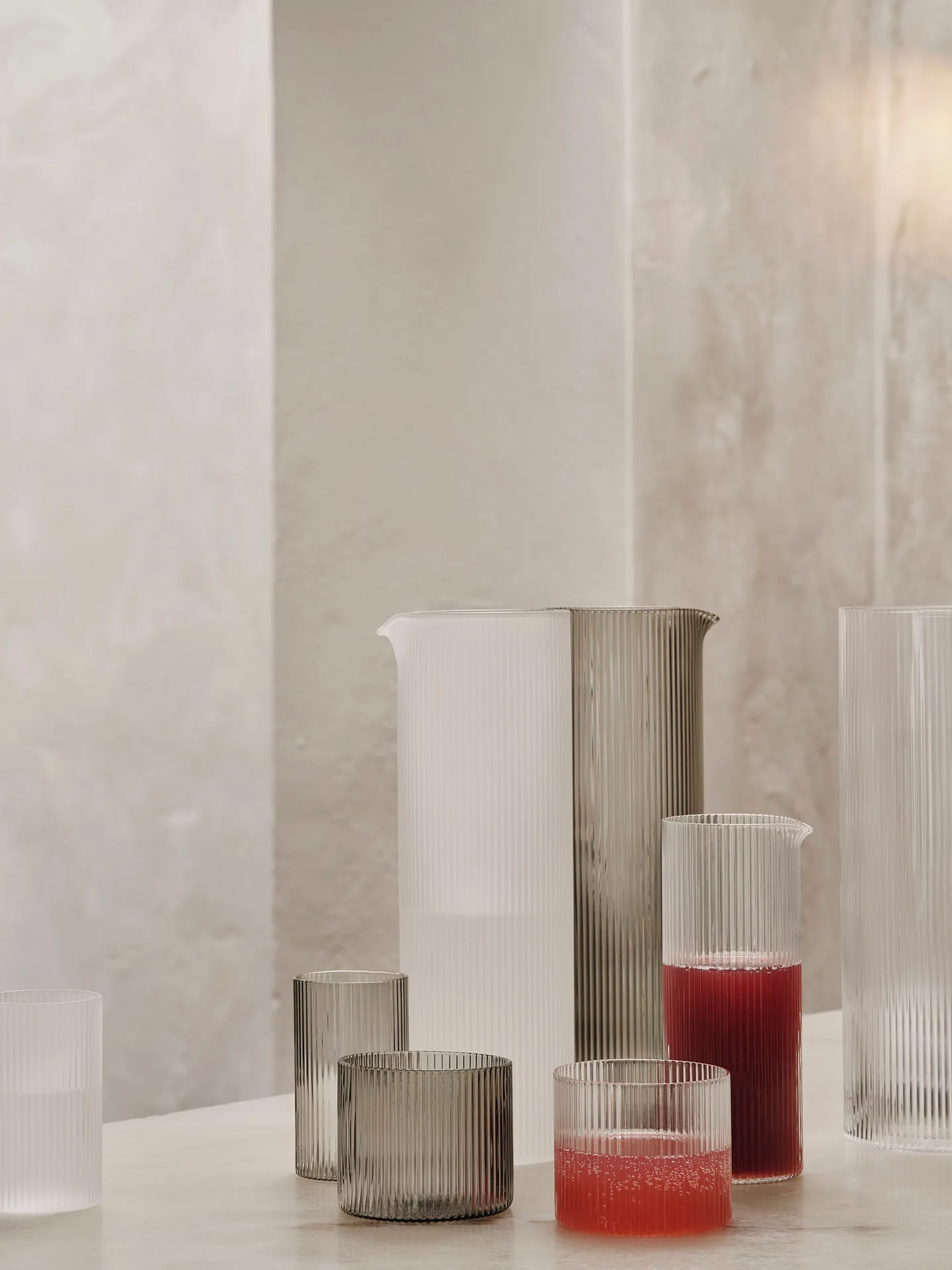 Caraffe à eau Ripple 1,12 L, Smoked grey Ferm Living