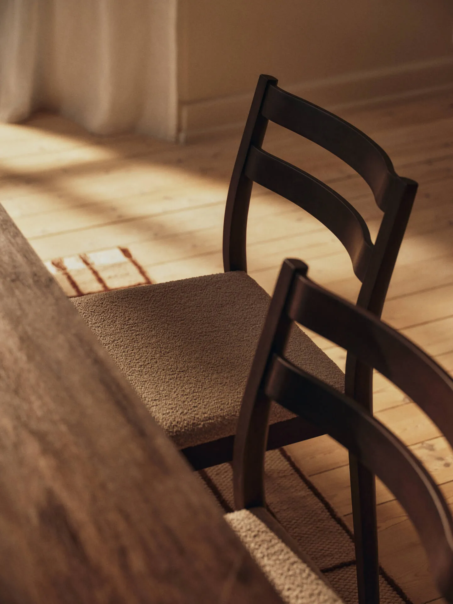 Chaise Boda, Assise rembourrée soft bouclé, hêtre foncé teinté-natural Ferm Living