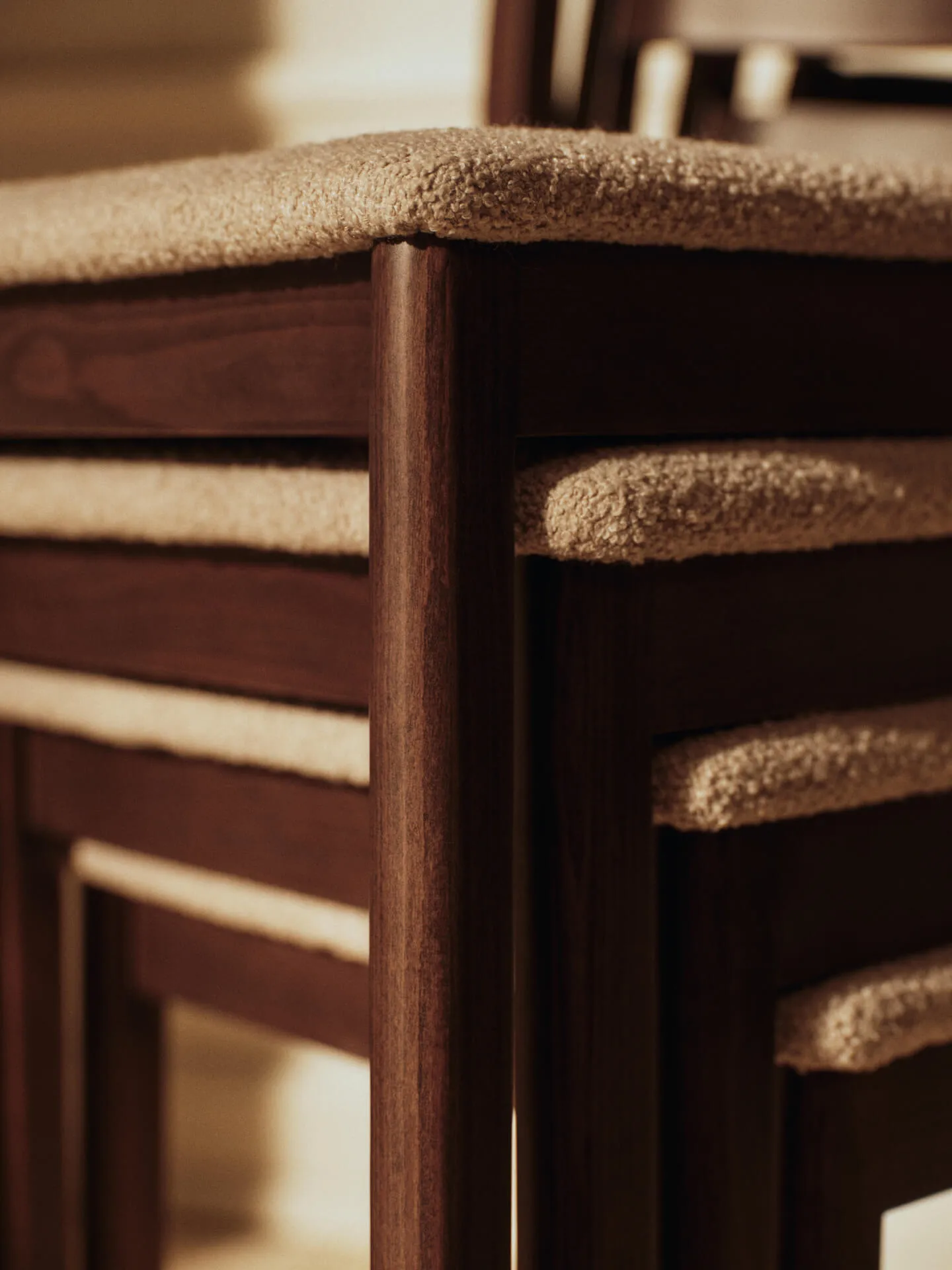 Chaise Boda, Assise rembourrée soft bouclé, hêtre foncé teinté-natural Ferm Living