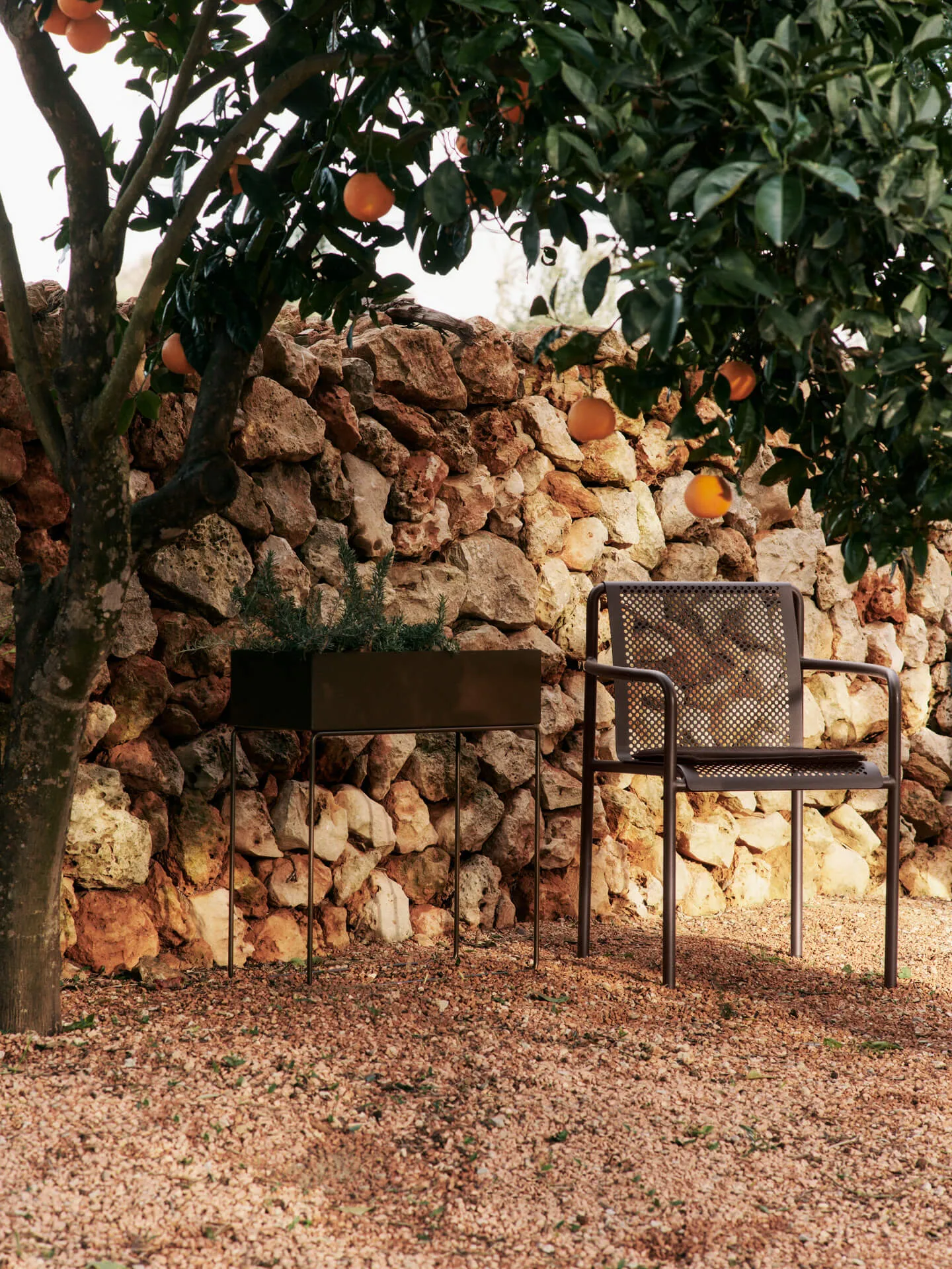 Chaise Dapple avec accoudoirs, Dark Chocolate Ferm Living