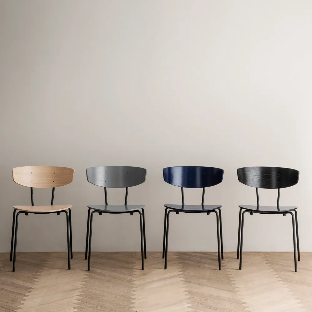 Chaise Herman, walnut, structure en acier noir Ferm Living