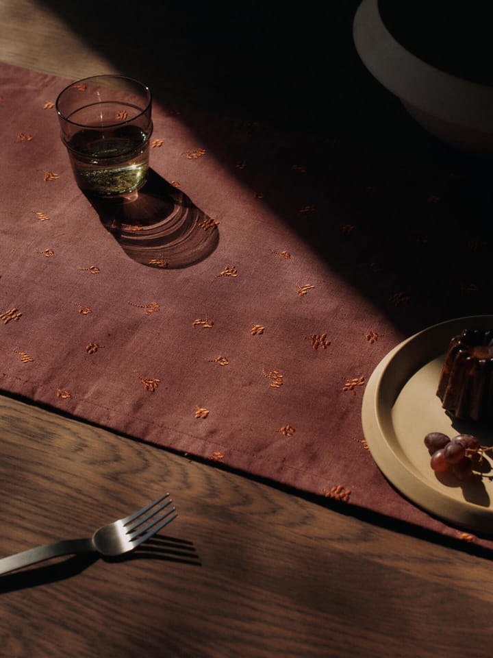 Chemin de table Baies 40x180 cm, Dark grape-picante Ferm Living