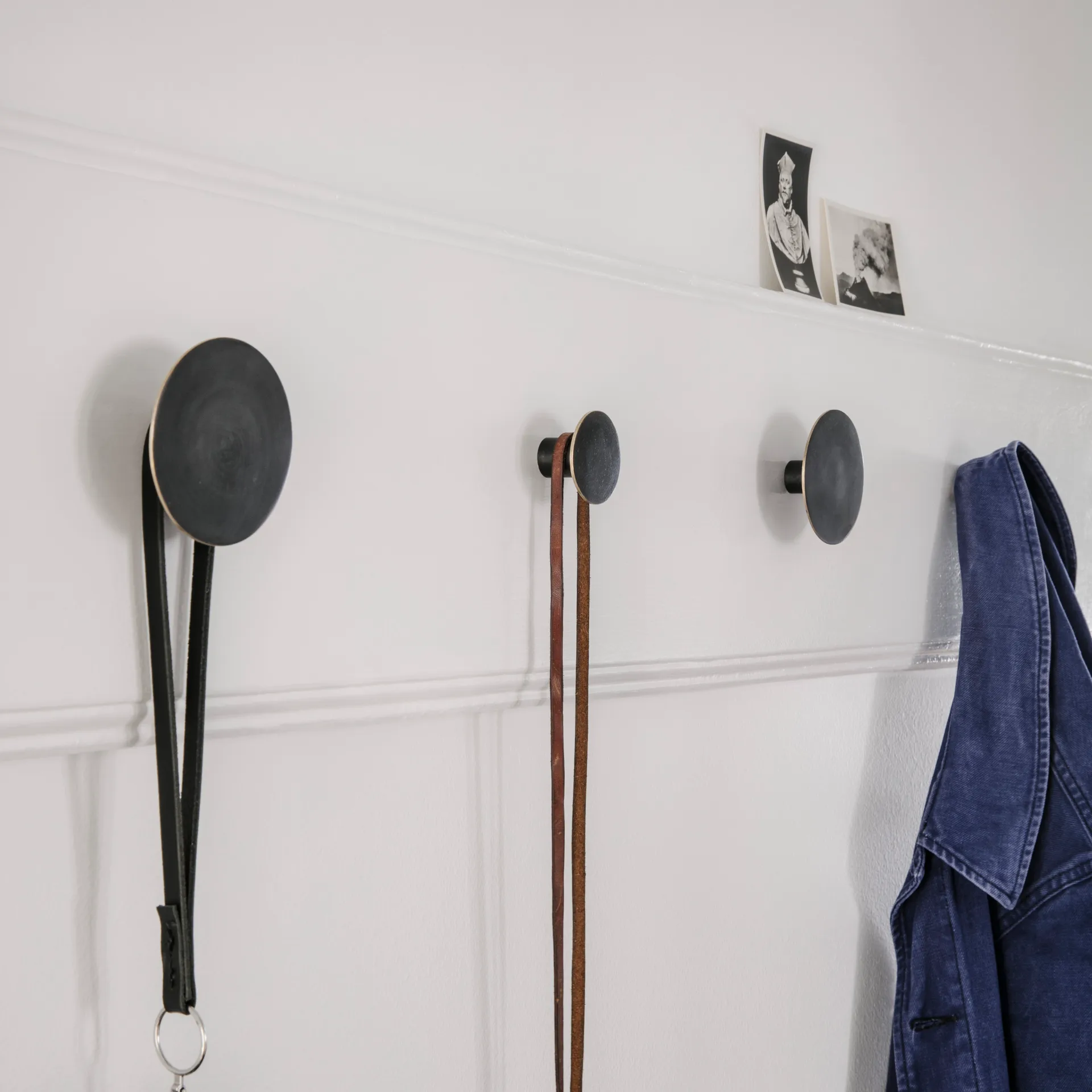 Crochet bouton Flat Circle noir-laiton, Ø4 cm Ferm Living