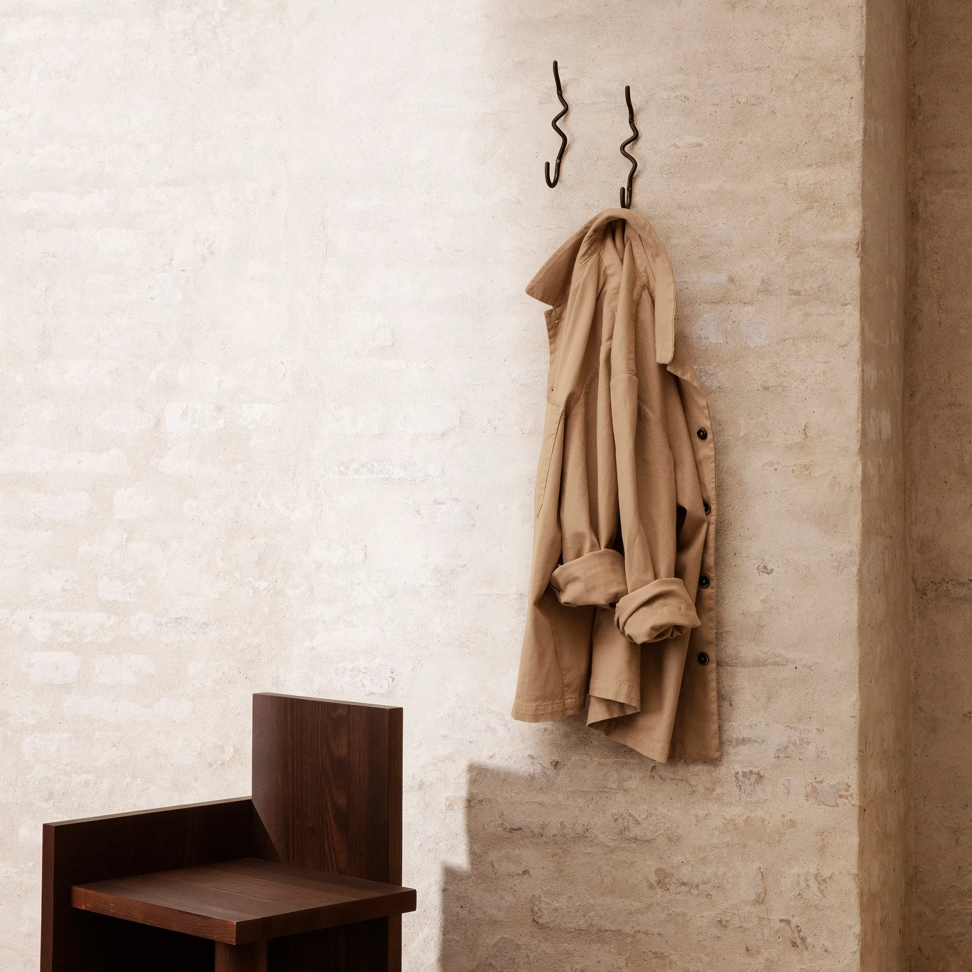 Crochet Curvature simple, Laiton noir Ferm Living