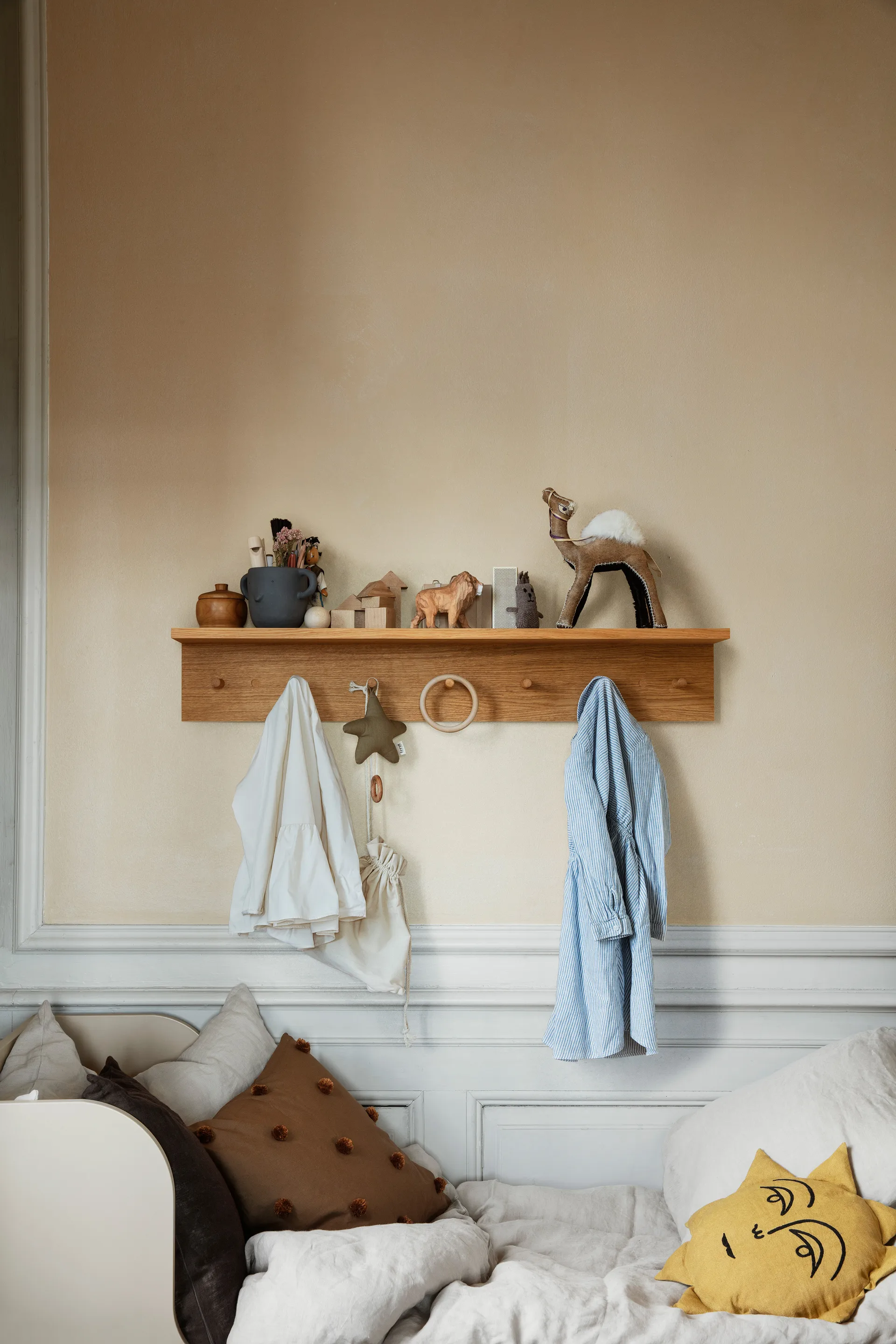 Étagère-patère à boutons Place Rack chêne, Large Ferm Living