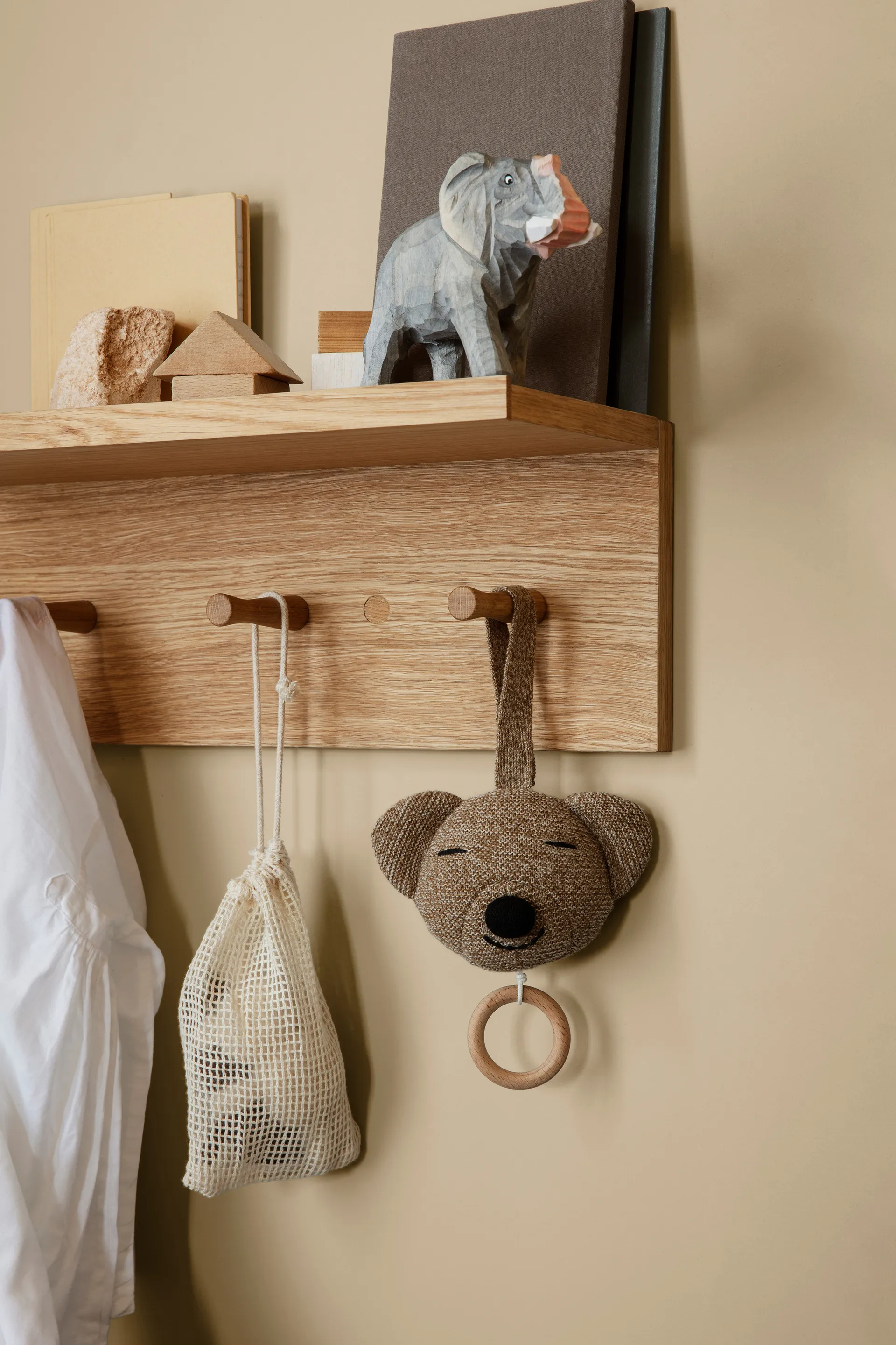 Étagère-patère à boutons Place Rack chêne, Medium Ferm Living