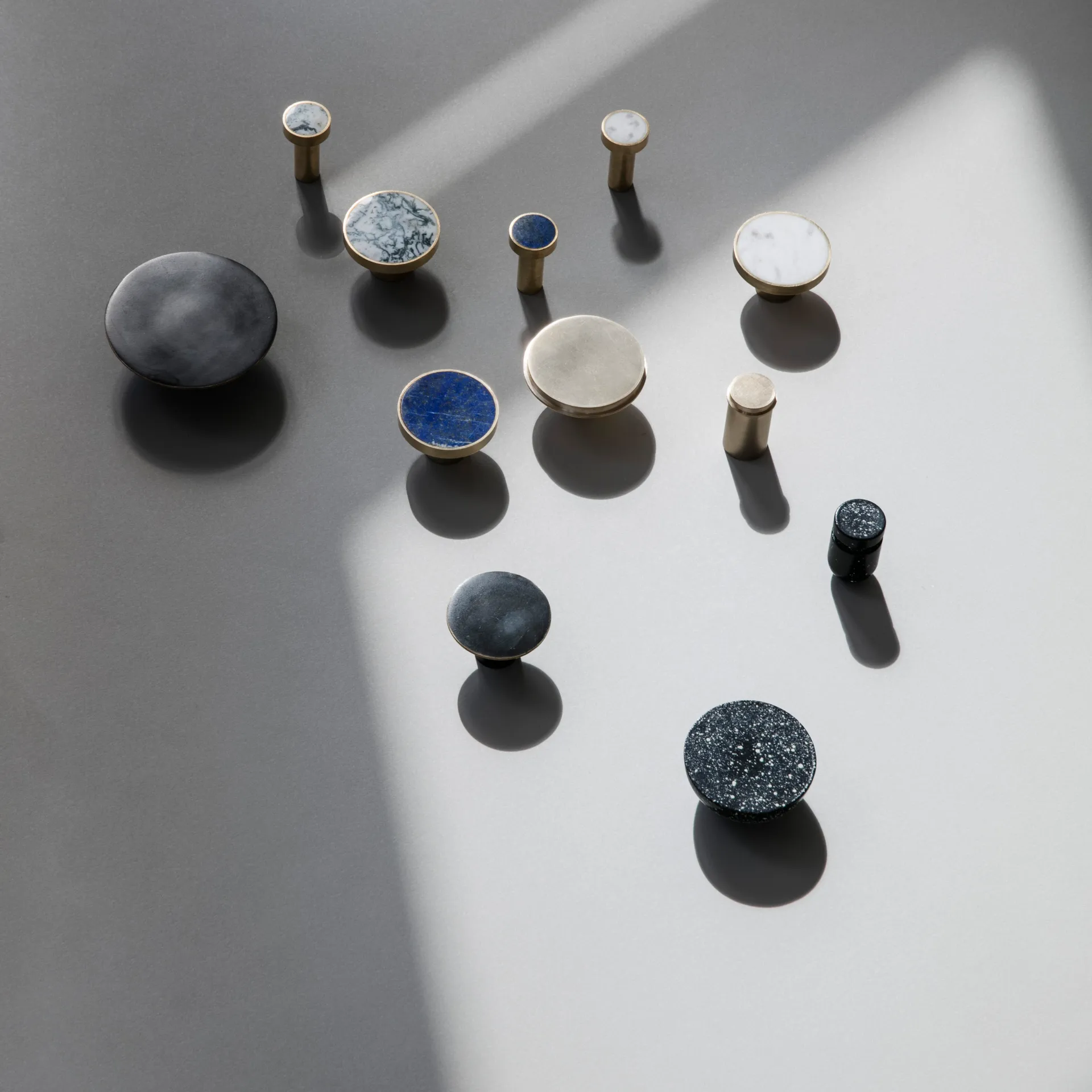 Grand crochet en pierre, marbre blanc-laiton Ferm Living