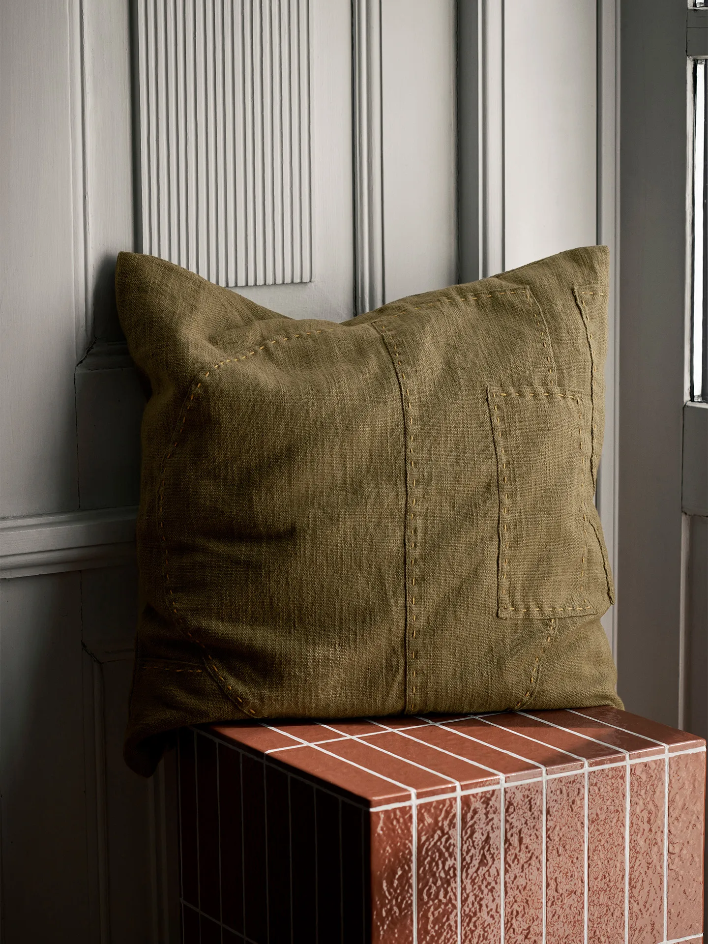 Housse de coussin Darn 50x50 cm, Taupe foncé Ferm Living