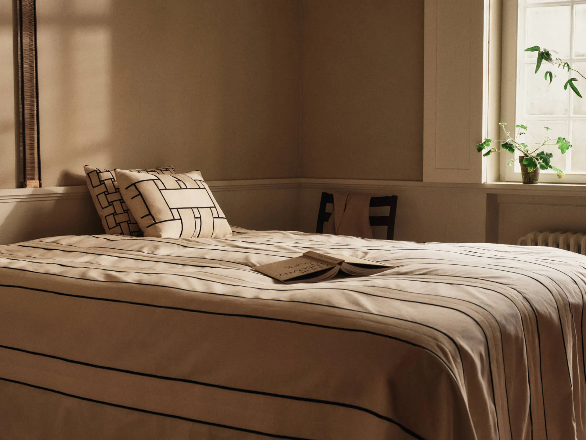 Housse de coussin Lattice Offset, Off-white-black, 40x60 cm Ferm Living