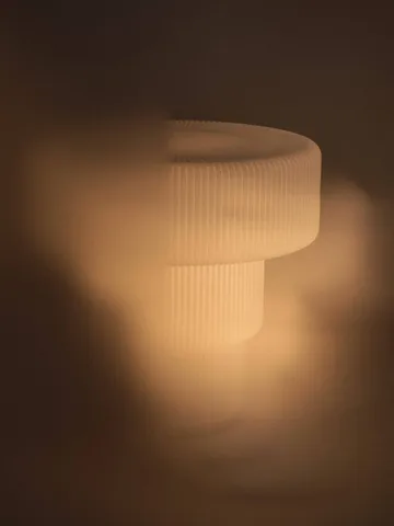 Lampe de table Ripple - White, Ø28x28 cm - Ferm Living