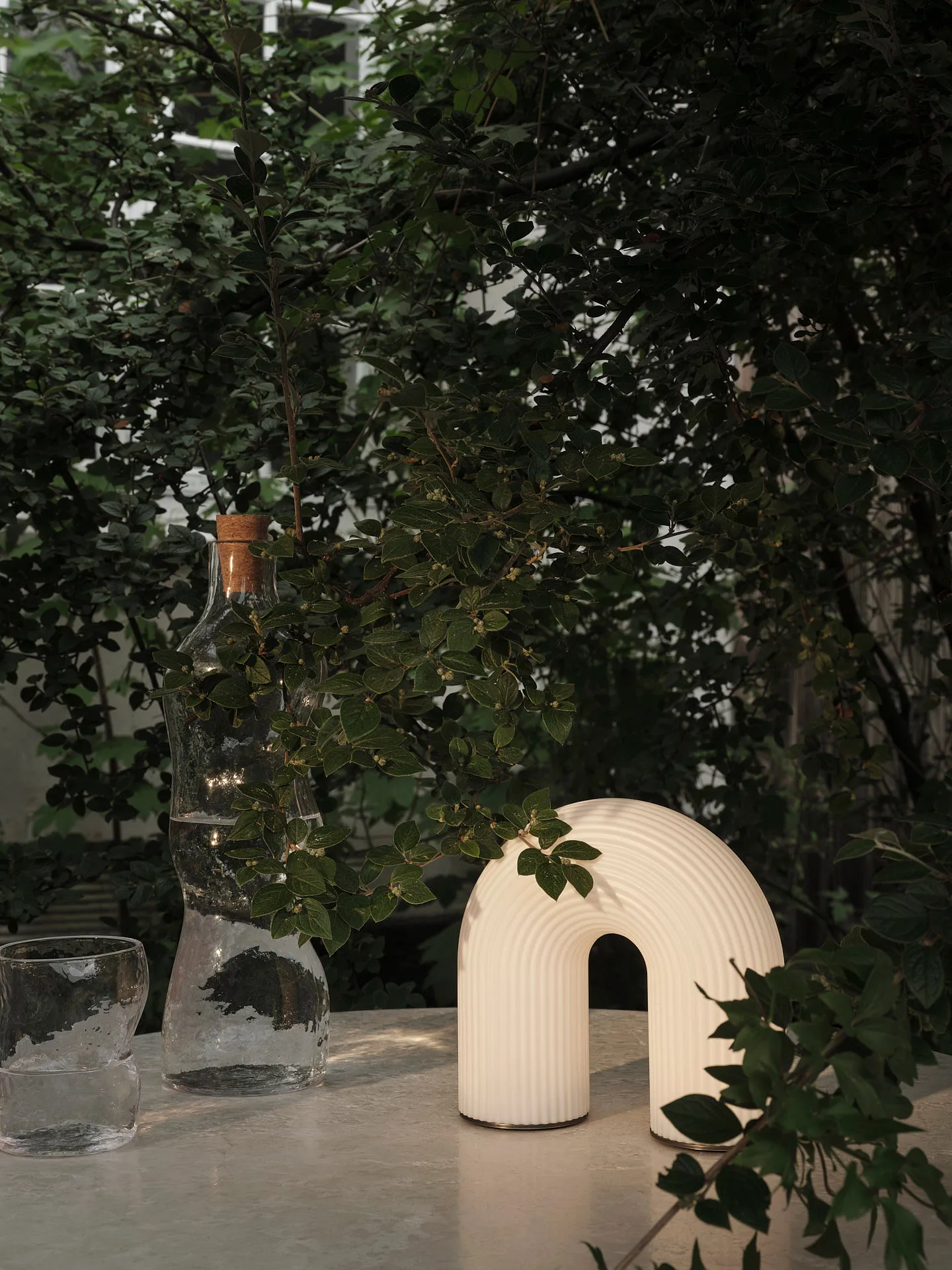 Lampe de table Vuelta portable, White Ferm Living