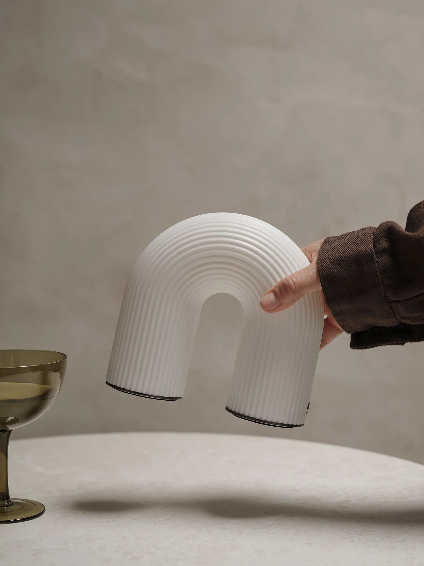 Lampe de table Vuelta portable, White Ferm Living