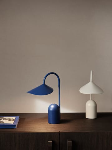 Lampe portable Arum - Bright Blue - ferm LIVING