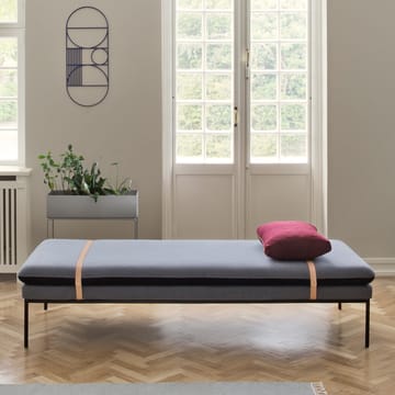 Lit banquette Turn - tissu fiord by kvadrat bordeaux, structure noire - ferm LIVING