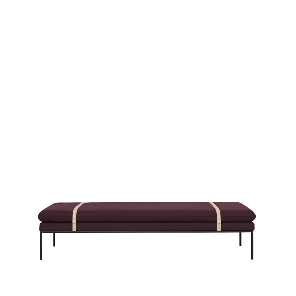 Lit banquette Turn, tissu fiord by kvadrat bordeaux, structure noire Ferm Living