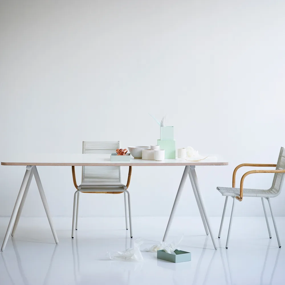 Lit banquette Turn, tissu fiord by kvadrat dark grey, structure noire Ferm Living