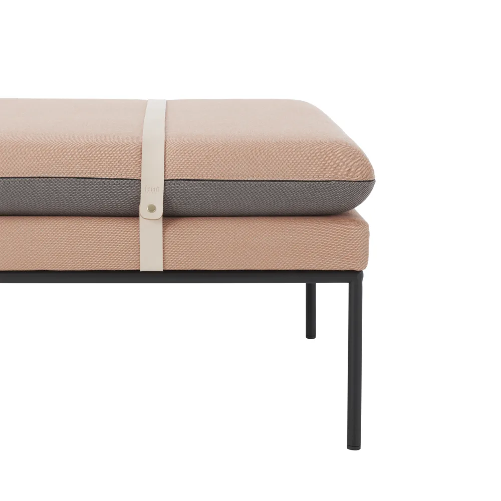 Lit banquette Turn, tissu fiord by kvadrat rust, structure noire Ferm Living