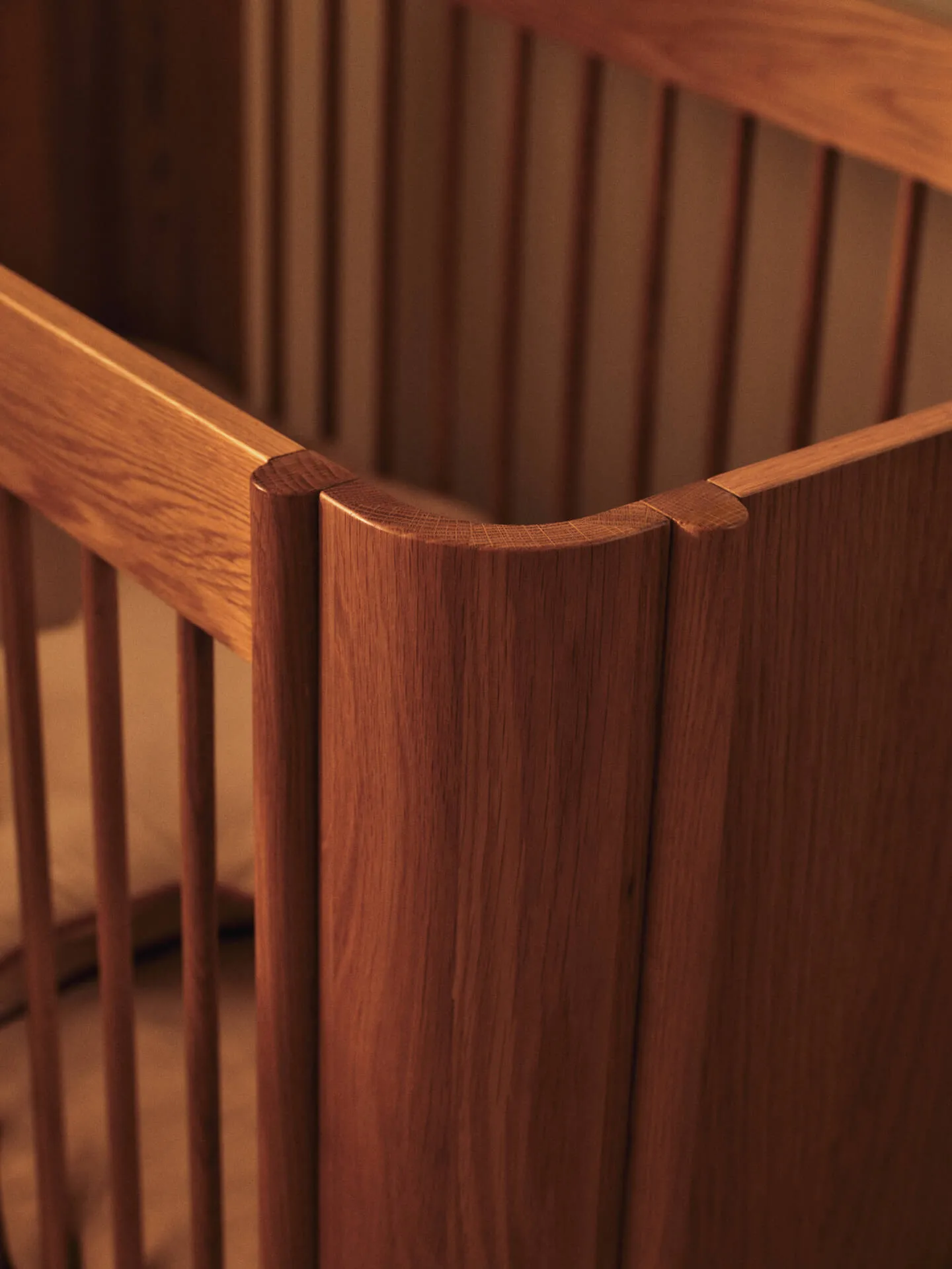 Lit bébé Tilu, Chêne naturel, 129x68,5x80 cm Ferm Living