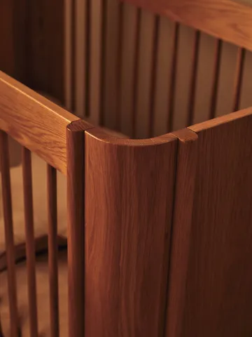 Lit bébé Tilu - Chêne naturel, 129x68,5x80 cm - Ferm Living