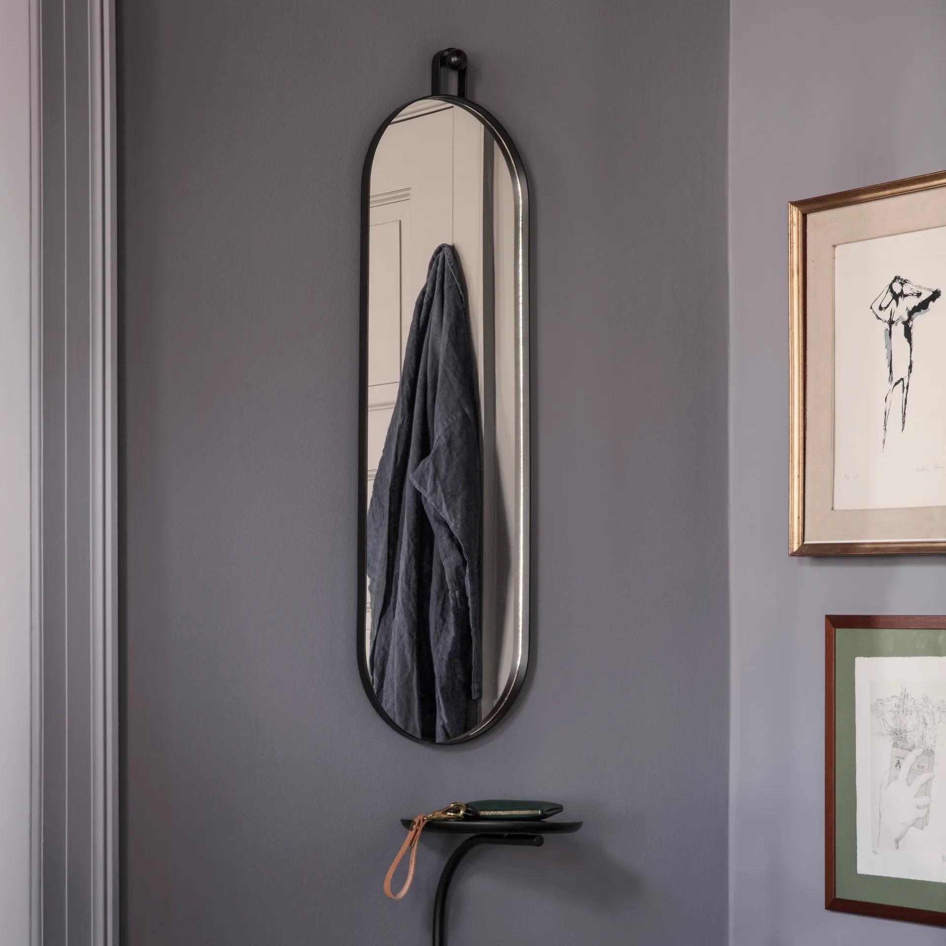 Miroir ovale Poise, noir Ferm Living