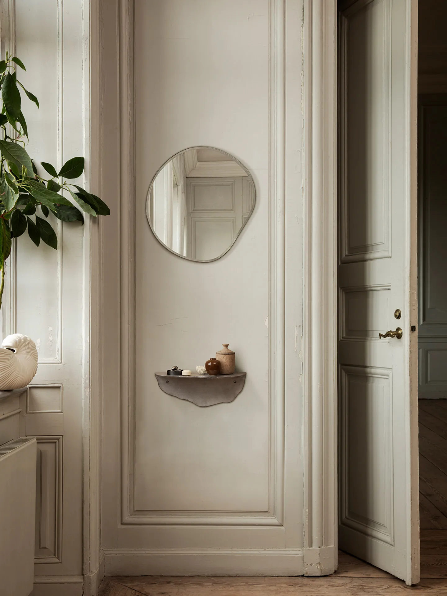 Miroir Pond, Small dark chrome Ferm Living