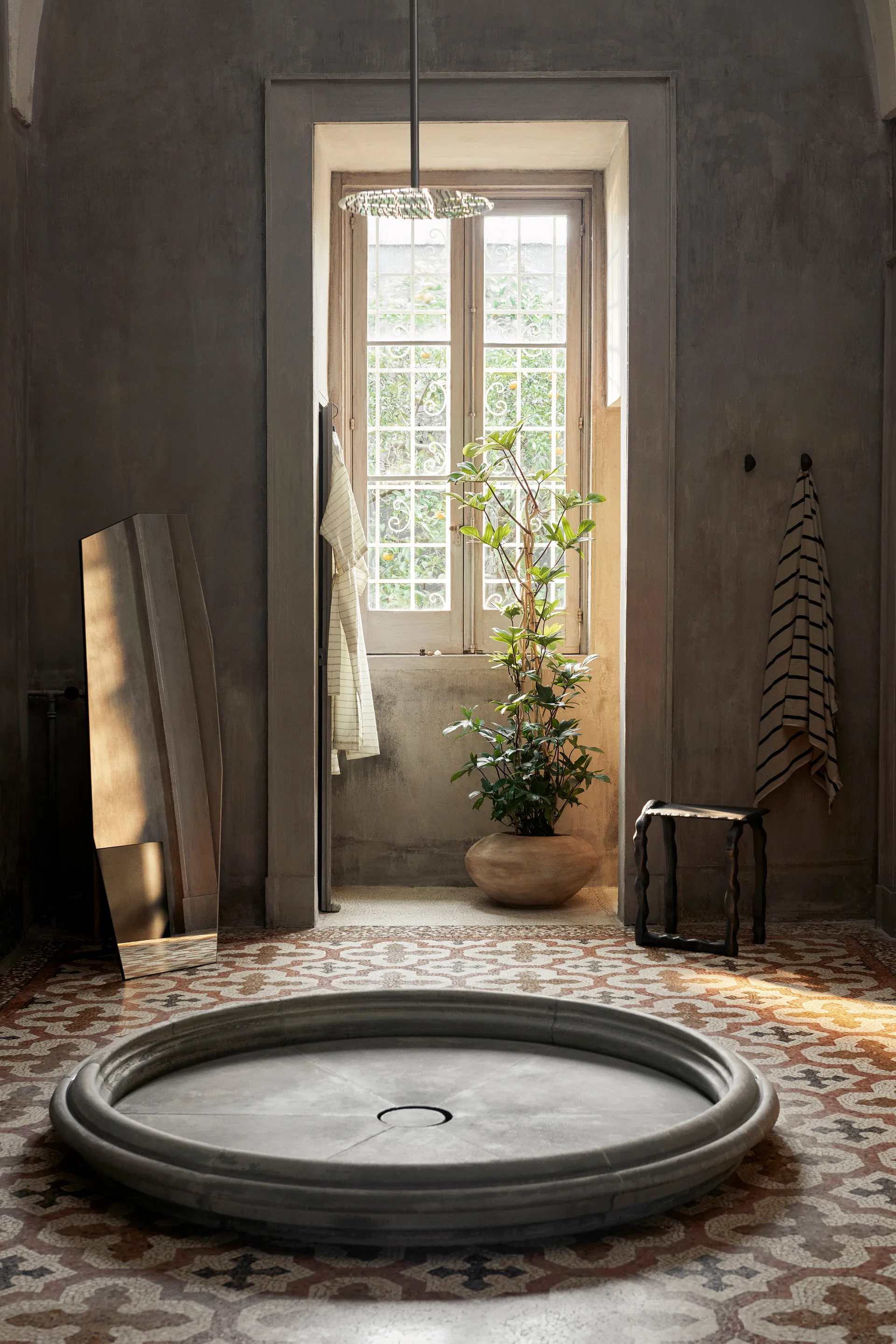 Miroir sur pied Shard 57,8x165 cm, Black Ferm Living