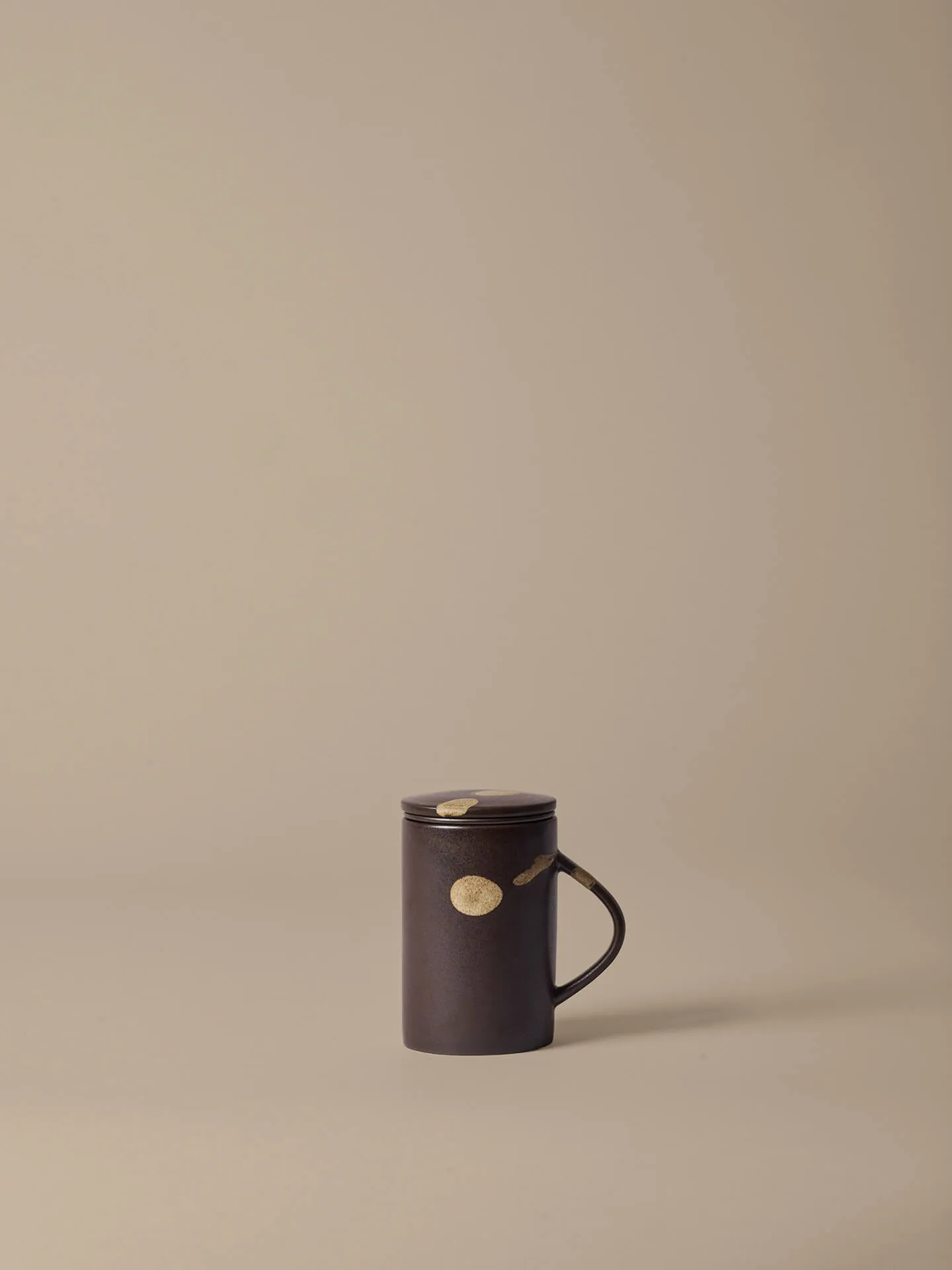 Mug à thé avec infuseur Koyo 40 cl, Dark brown-buff Ferm Living