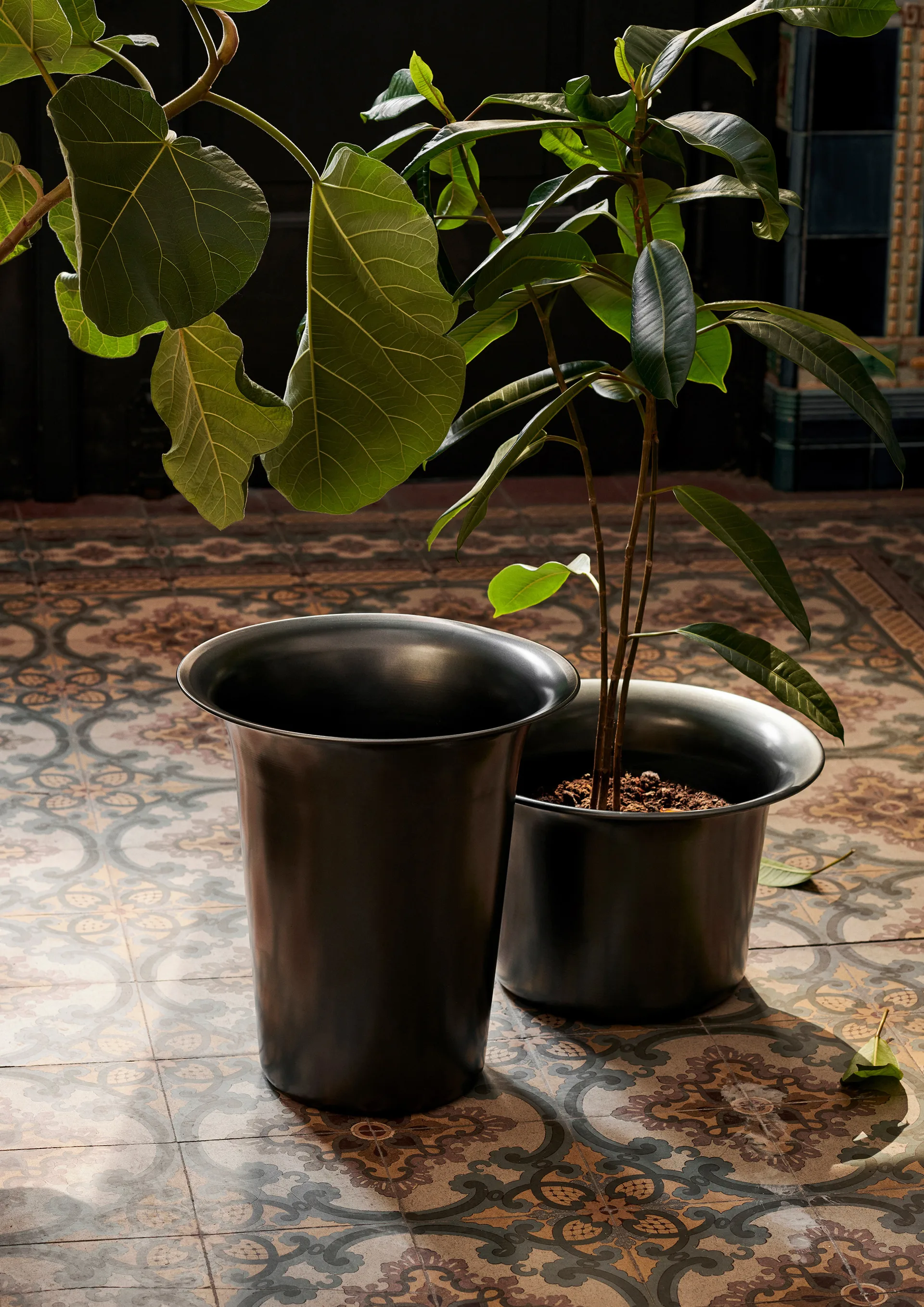 Panier en aluminium bas Spun Ø37 cm, Aluminium noirci Ferm Living