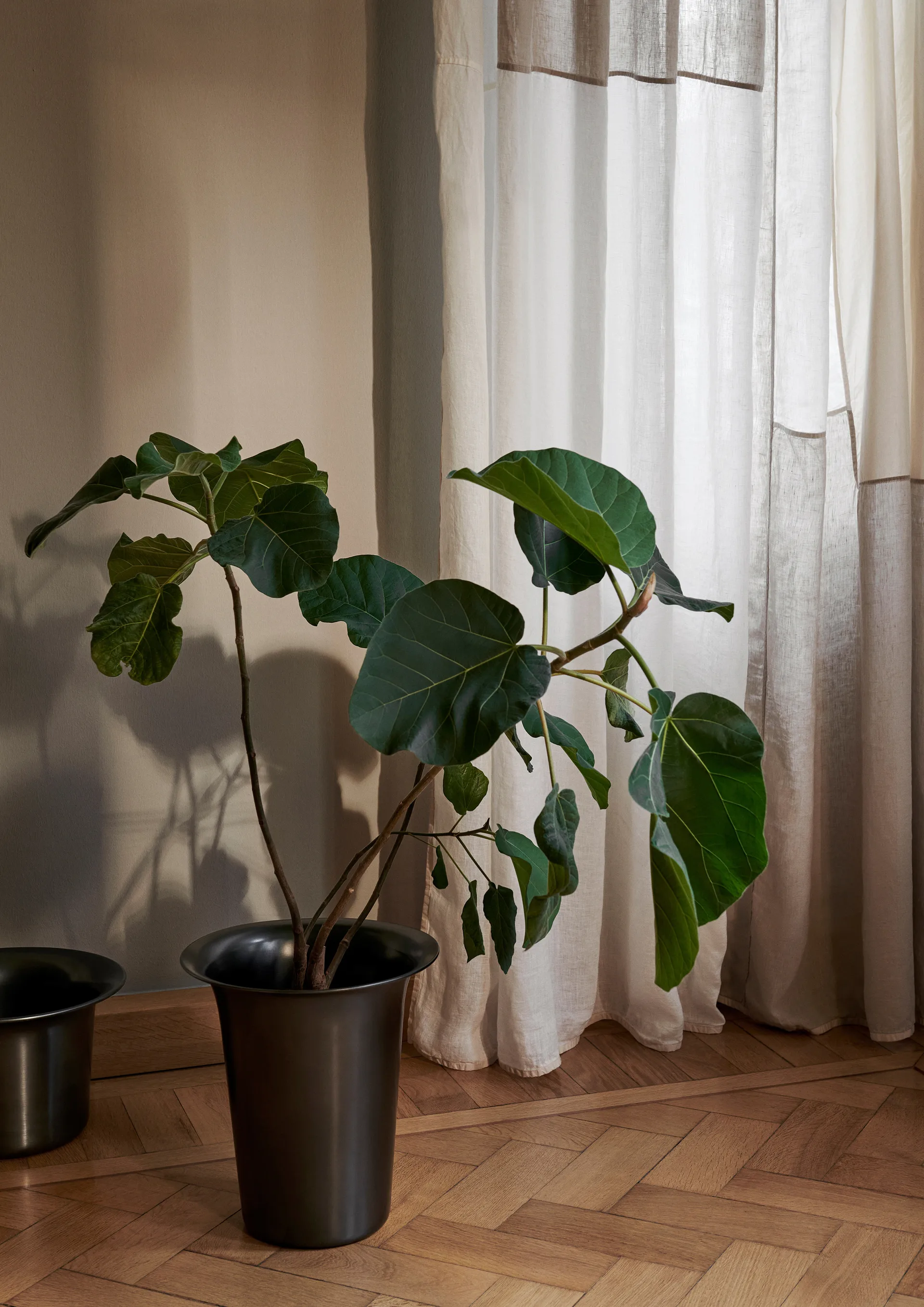 Panier en aluminium haut Spun Ø35 cm, Aluminium noirci Ferm Living