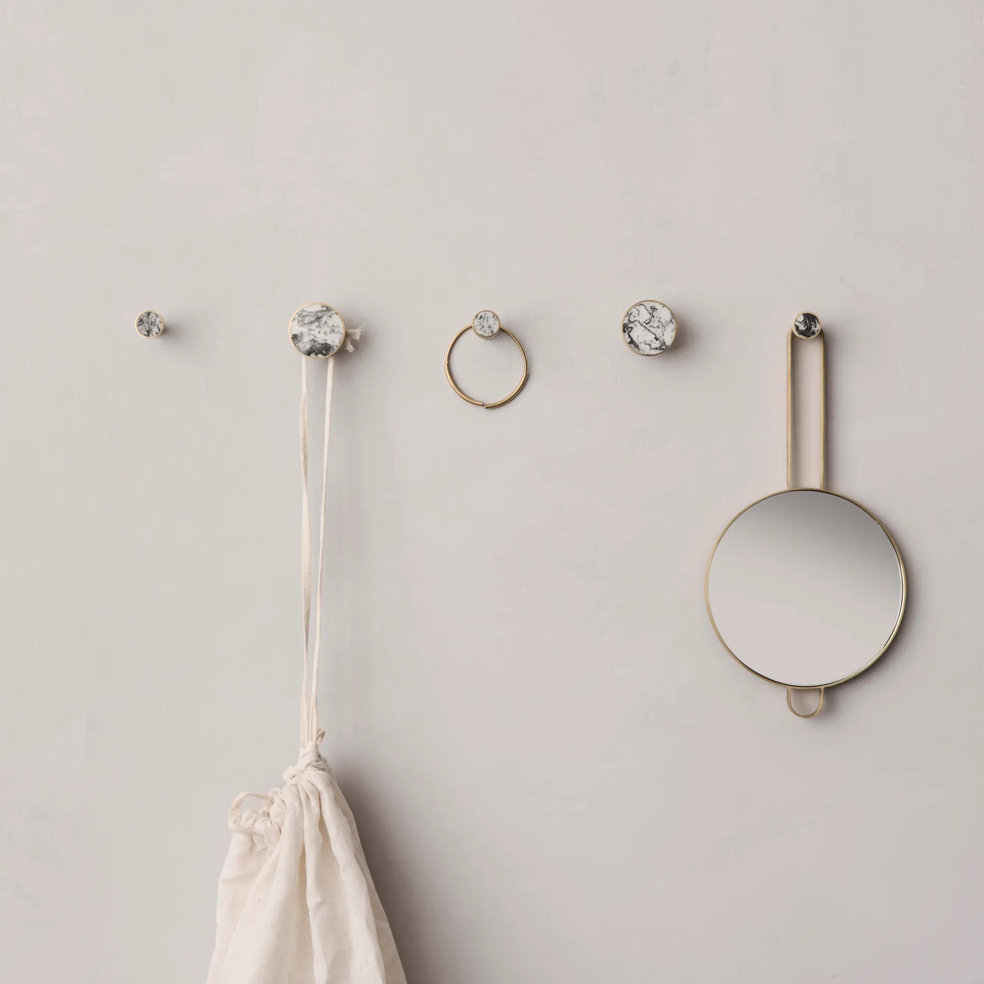 Petit crochet en pierre, marbre blanc-laiton Ferm Living