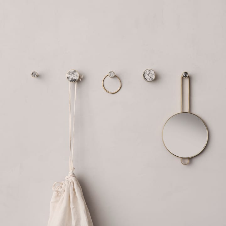 Petit crochet en pierre, marbre blanc-laiton Ferm Living