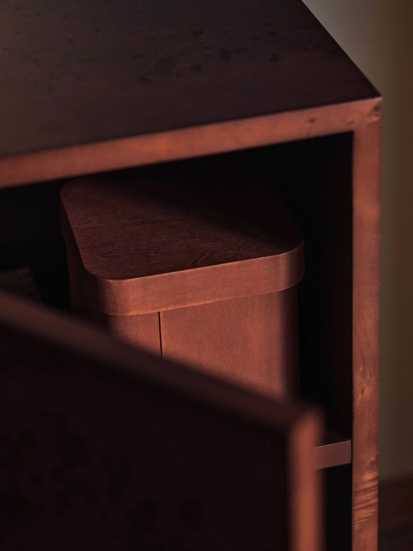Piédestal Burl Side Table, Teint foncé Ferm Living