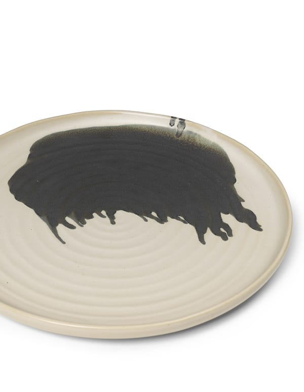 Plat de service Omhu Centrepiece ⌀36 cm - blanc cassé - anthracite - Ferm LIVING