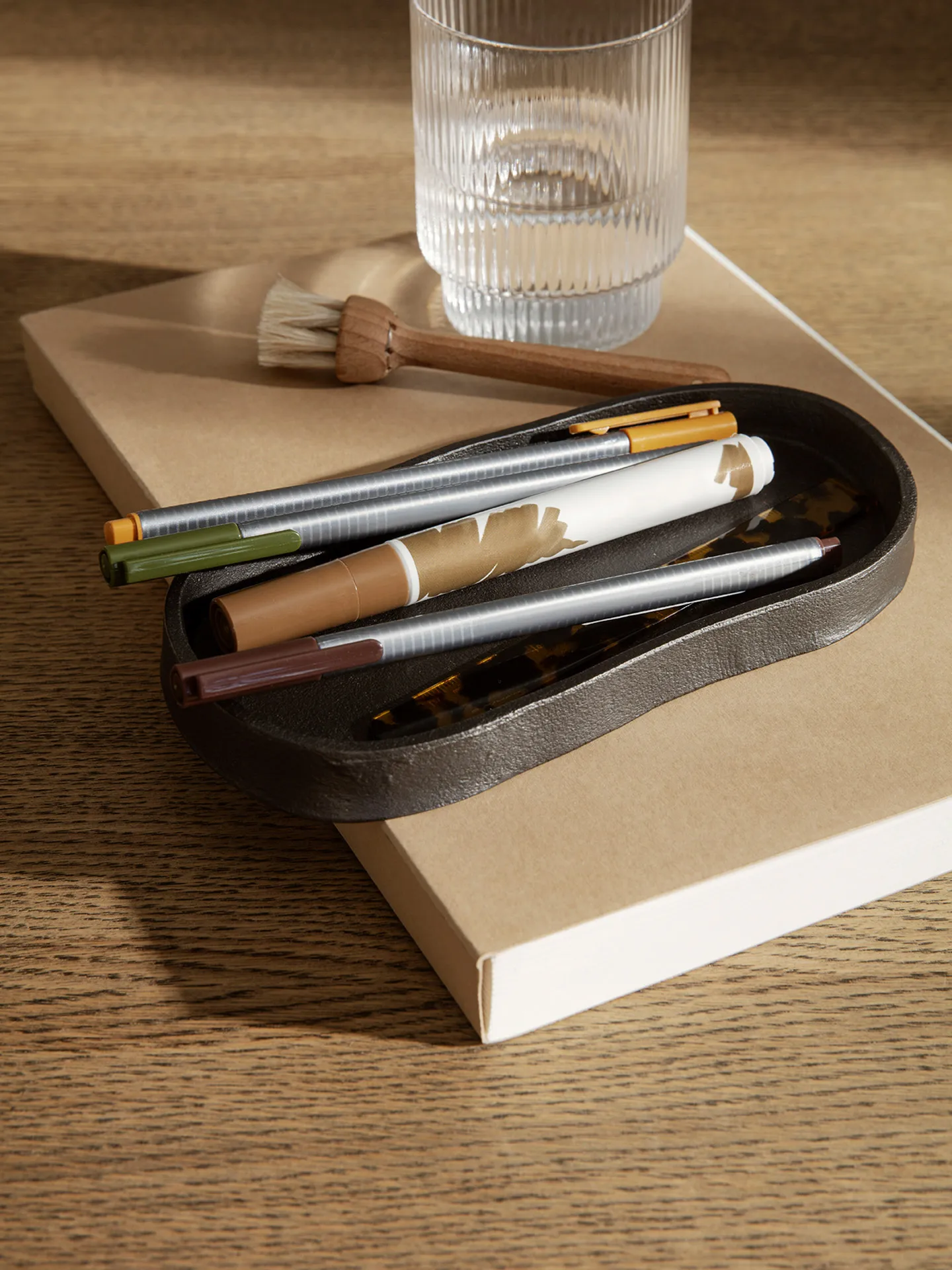 Plateau oval Yama 9,5x19 cm, Aluminium noirci Ferm Living