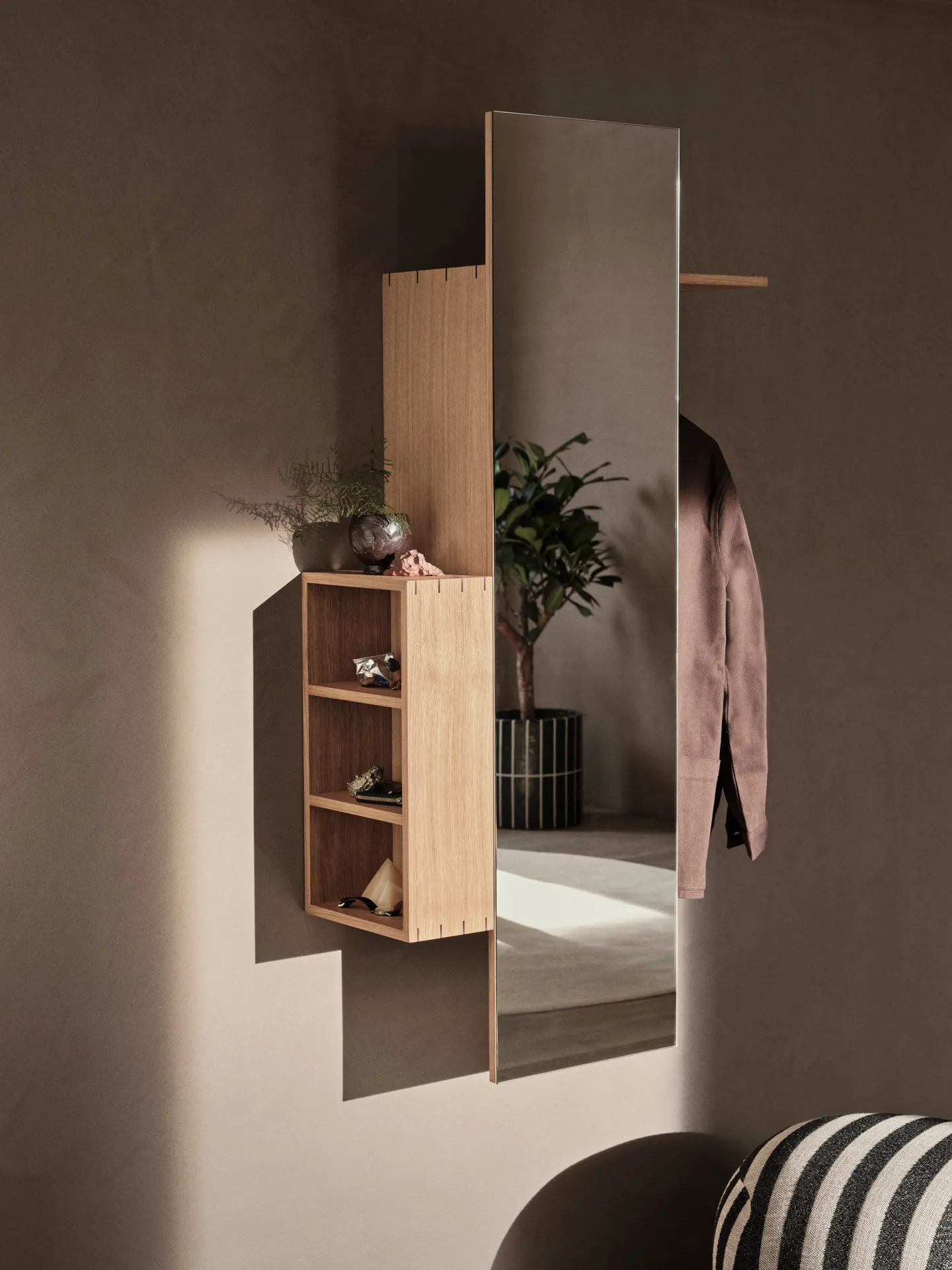 Porte-manteau avec miroir Bon hallway cabinet, Oiled Oak Ferm Living