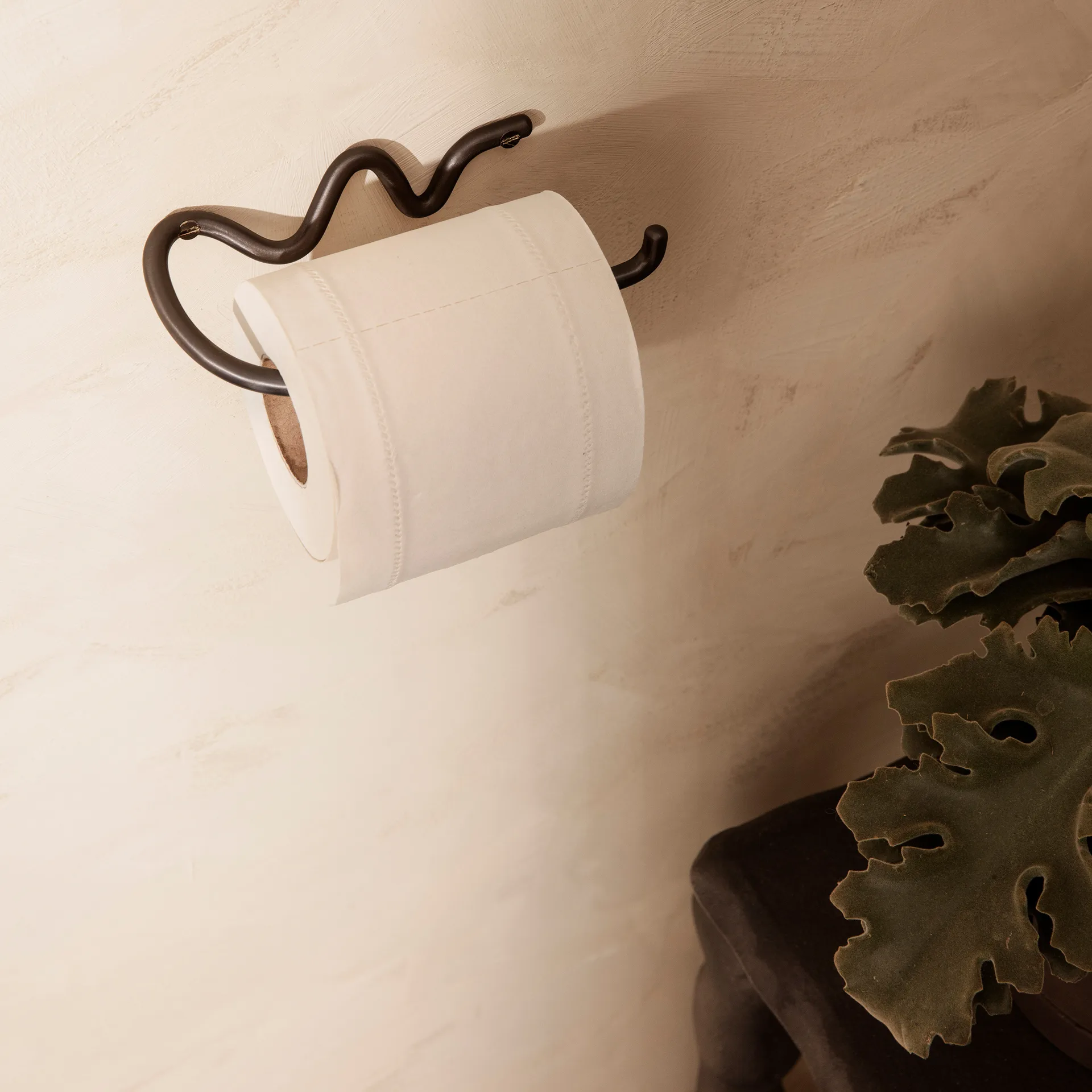 Porte-papier toilette Curvature, Laiton noir Ferm Living