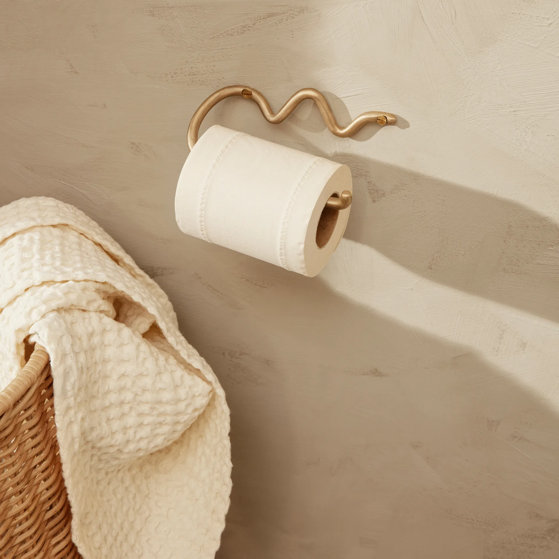 Porte-papier toilette Curvature, Laiton Ferm Living