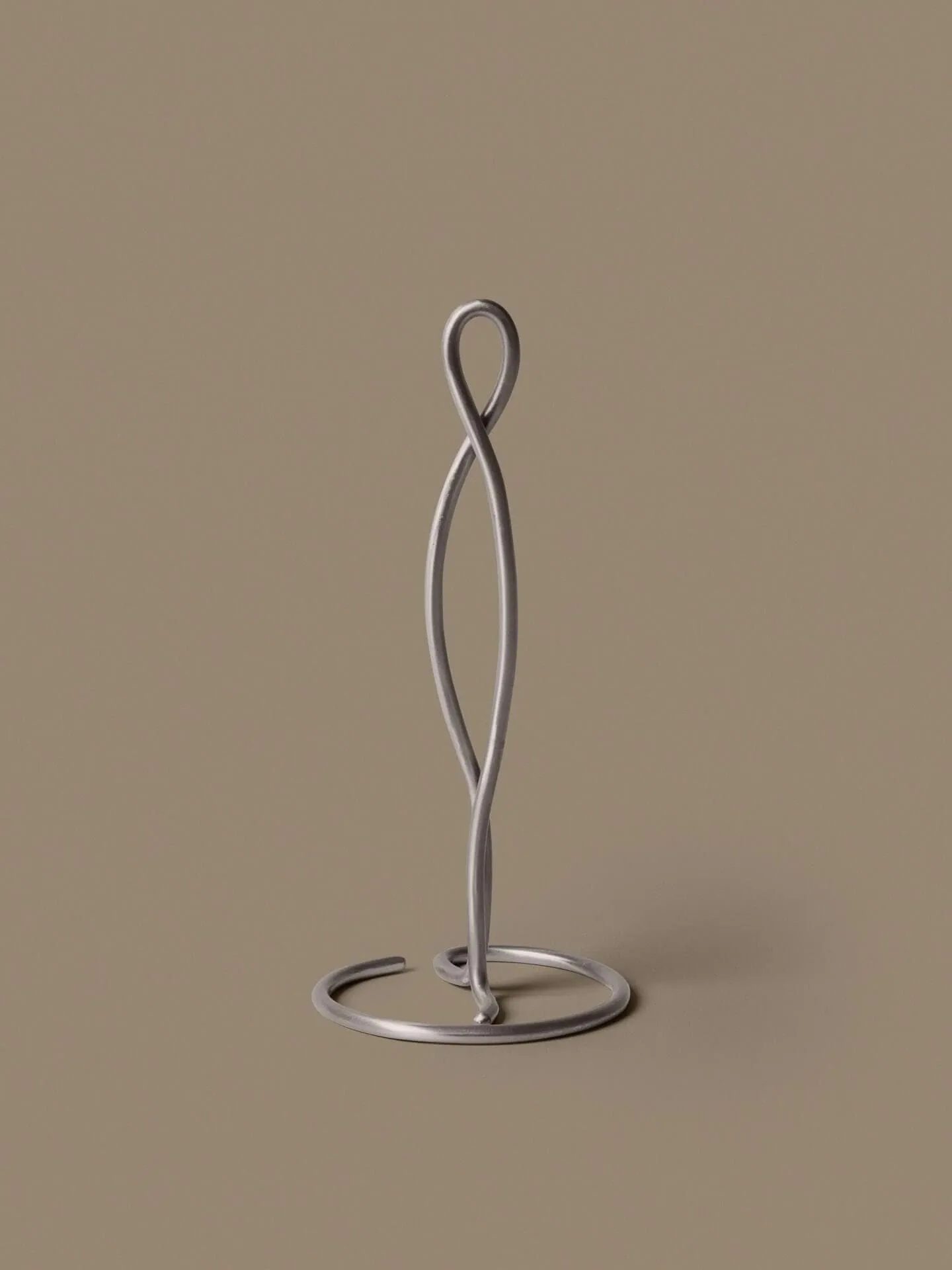 Porte rouleau essuie-tout Curvature, Acier inoxydable Ferm Living