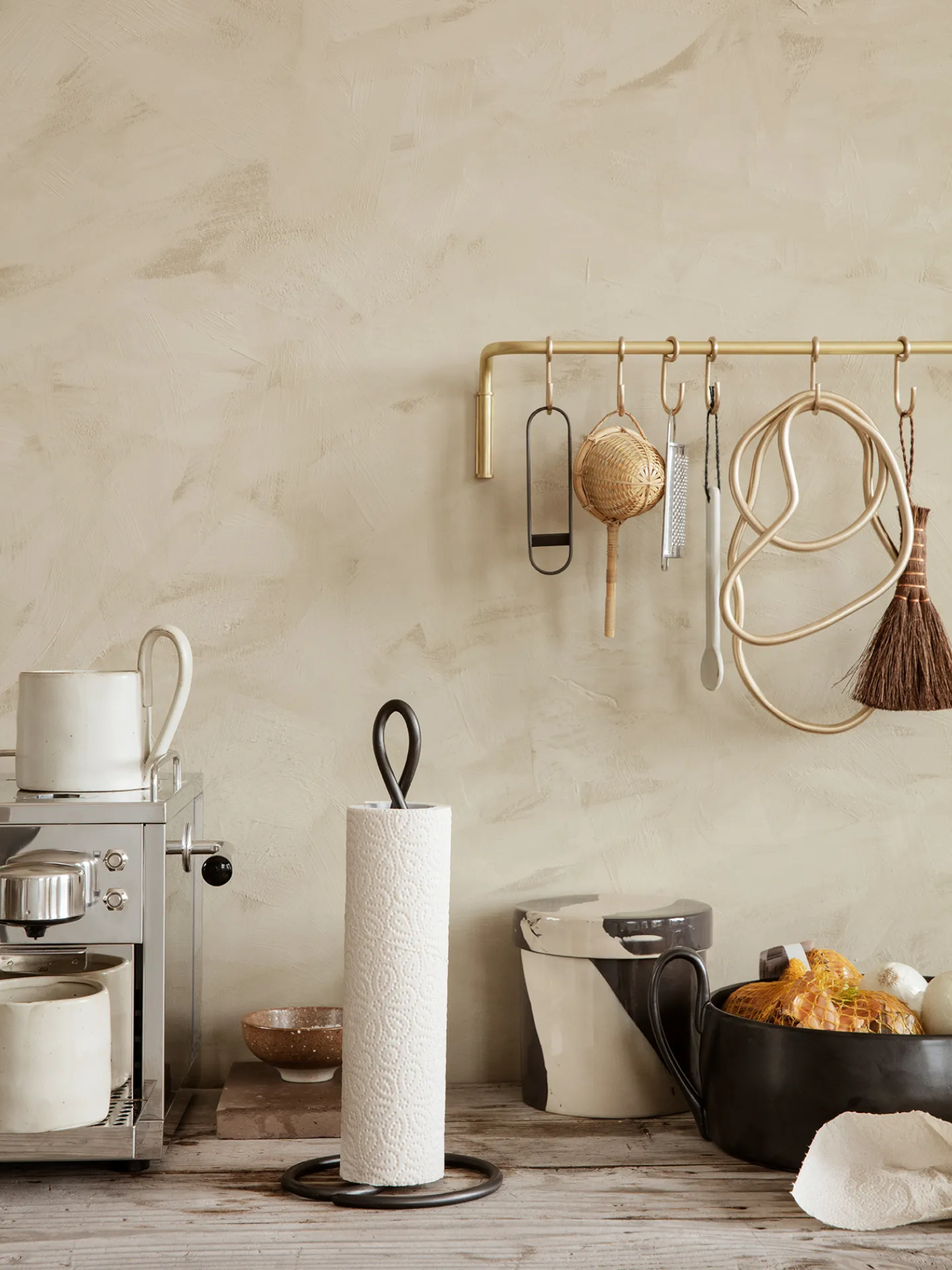 Porte rouleau essuie-tout Curvature, Laiton noir Ferm Living