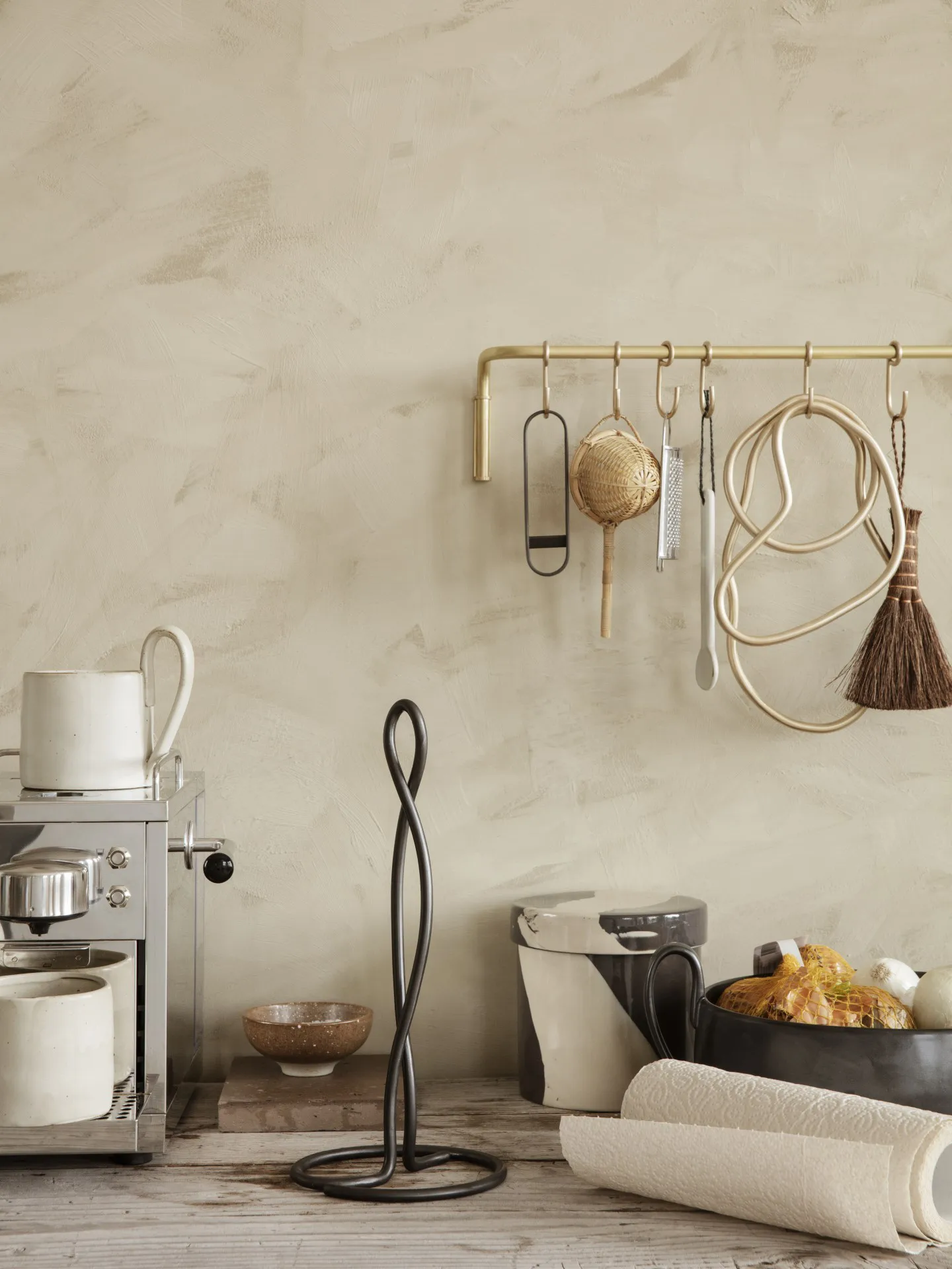 Porte rouleau essuie-tout Curvature, Laiton noir Ferm Living