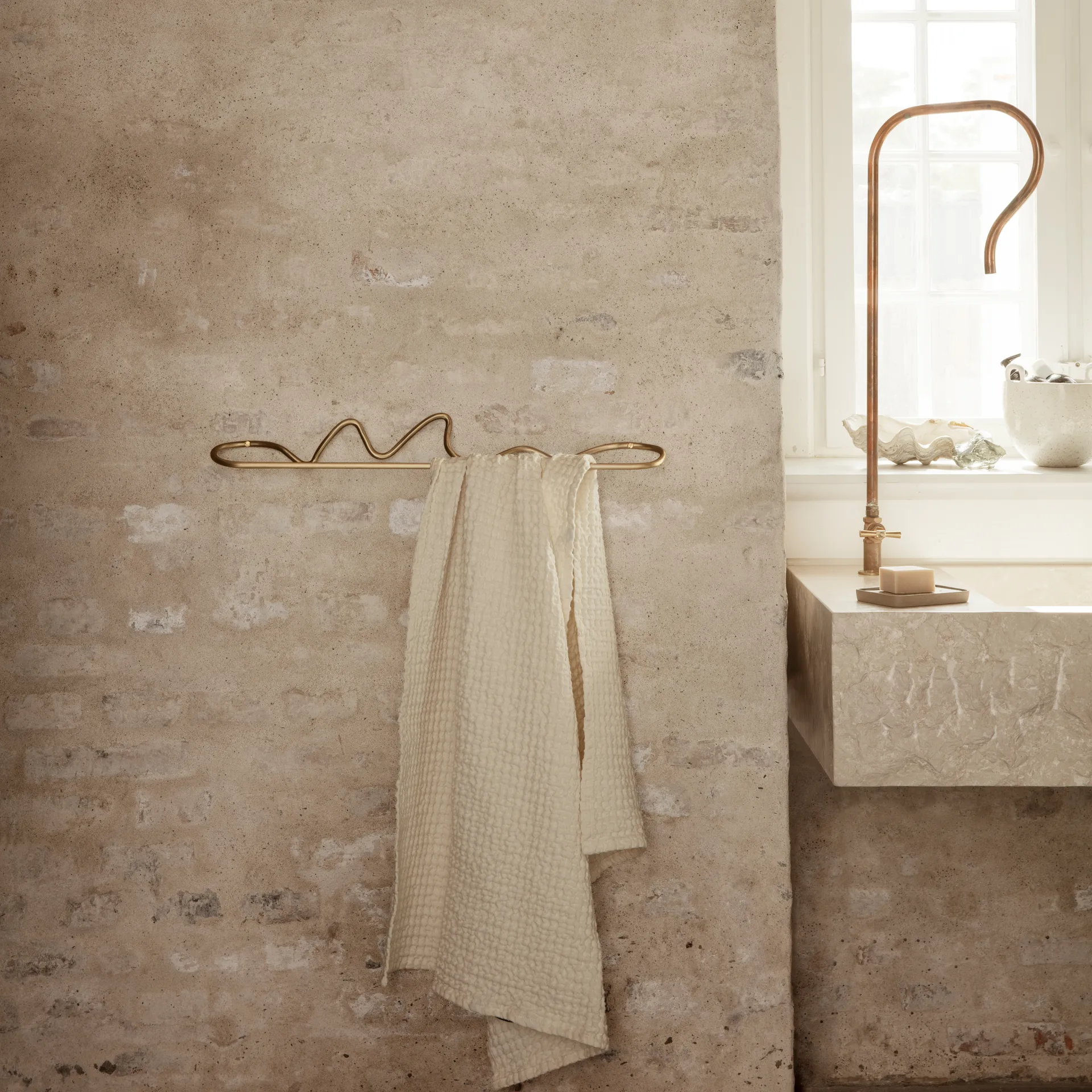 Porte-serviettes Curvature, Laiton Ferm Living