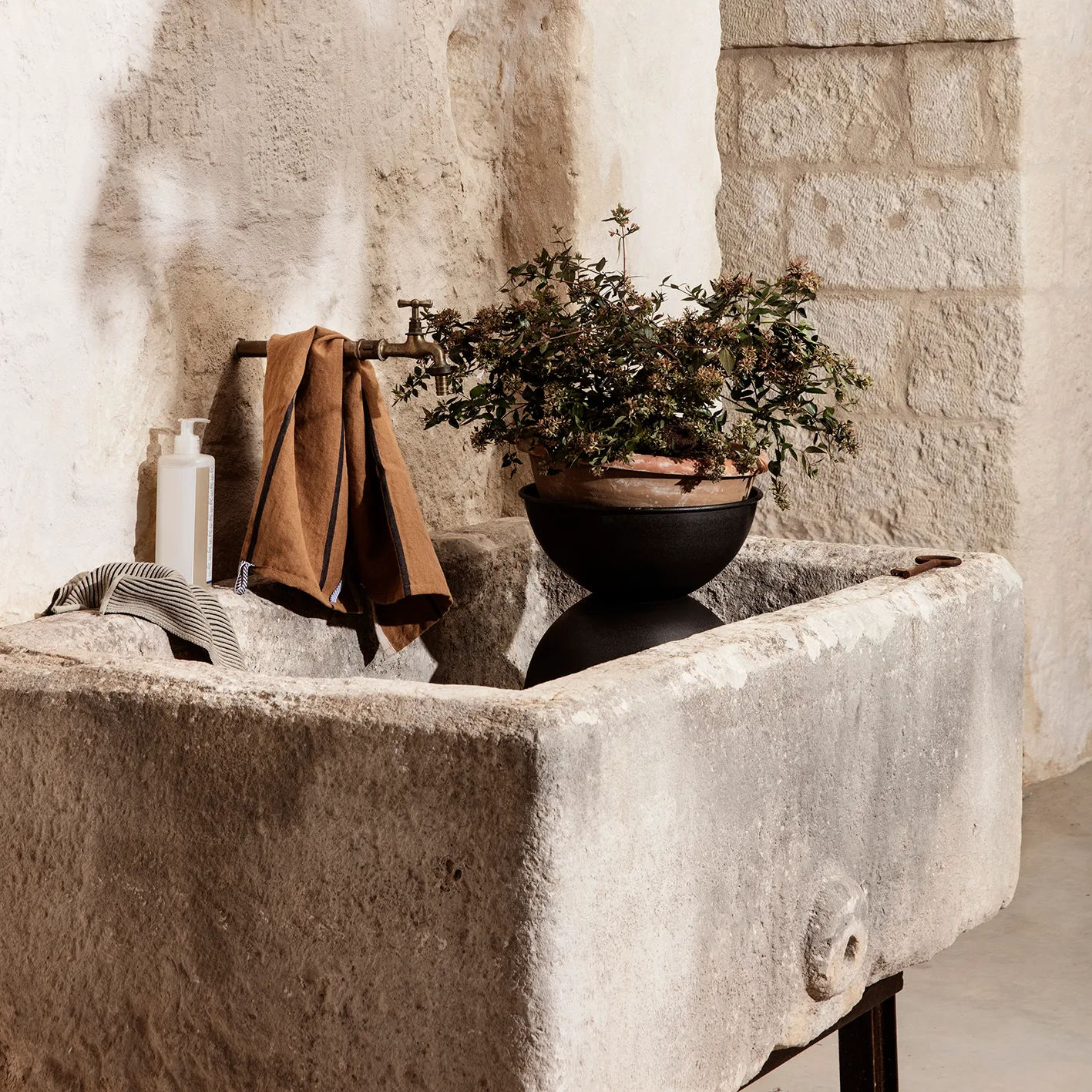 Pot Hourglass extra small Ø21 cm, Noir-gris foncé Ferm Living