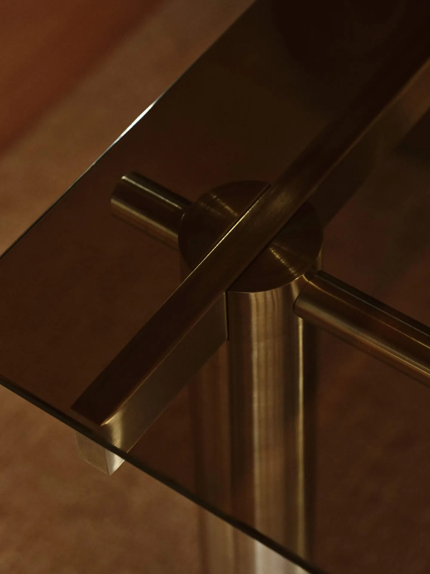 Table à manger Atura, Acier inoxydable brossé/verre teinté foncé, 90x200 cm Ferm Living