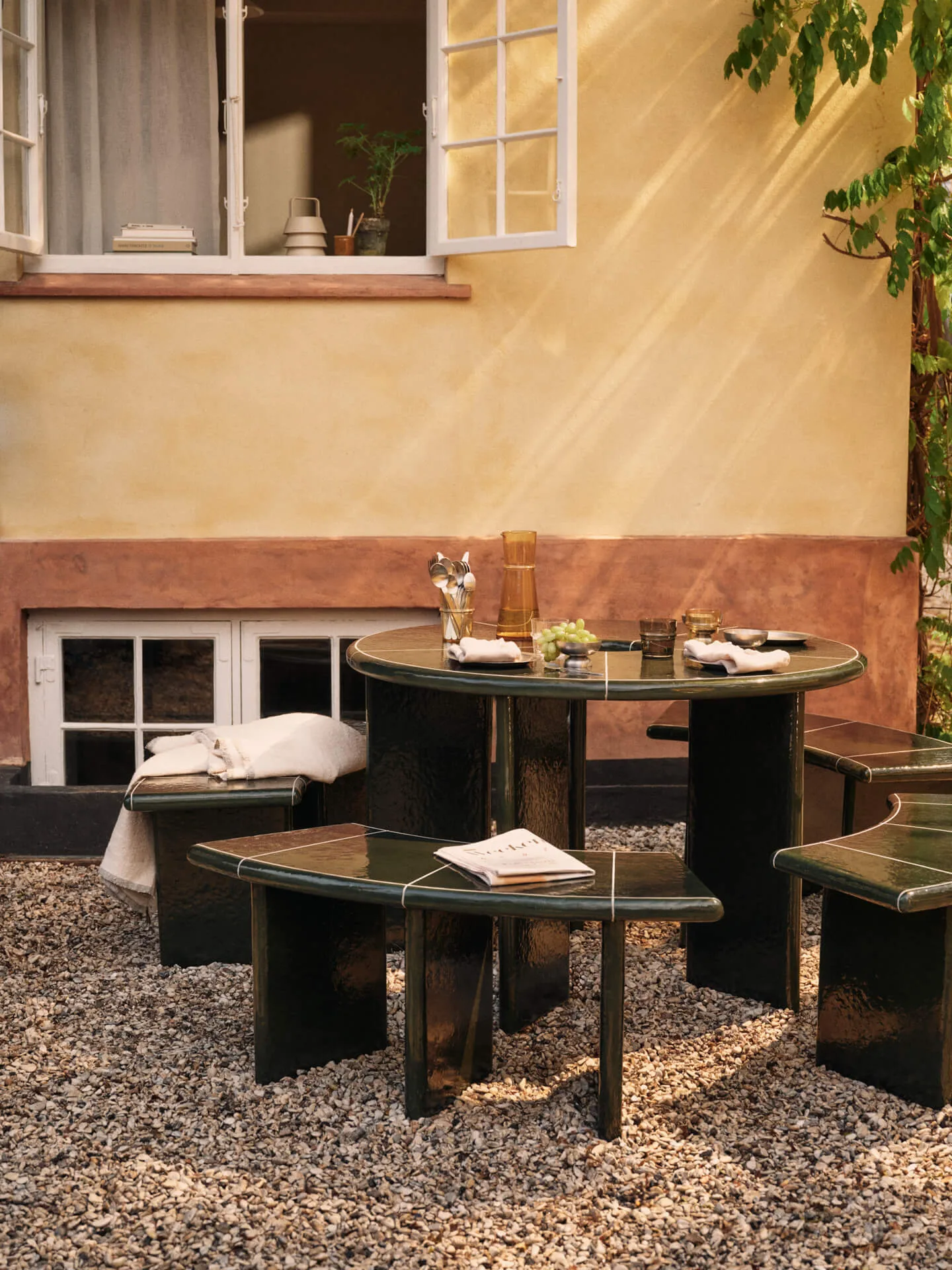 Table à manger Deya, Vert foncé, Ø120x75 cm Ferm Living