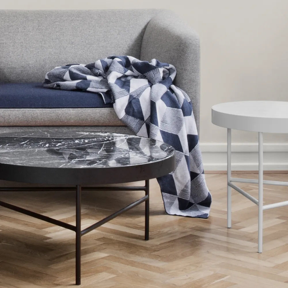 Table basse Marble Table, marbre noir, medium, structure noire Ferm Living