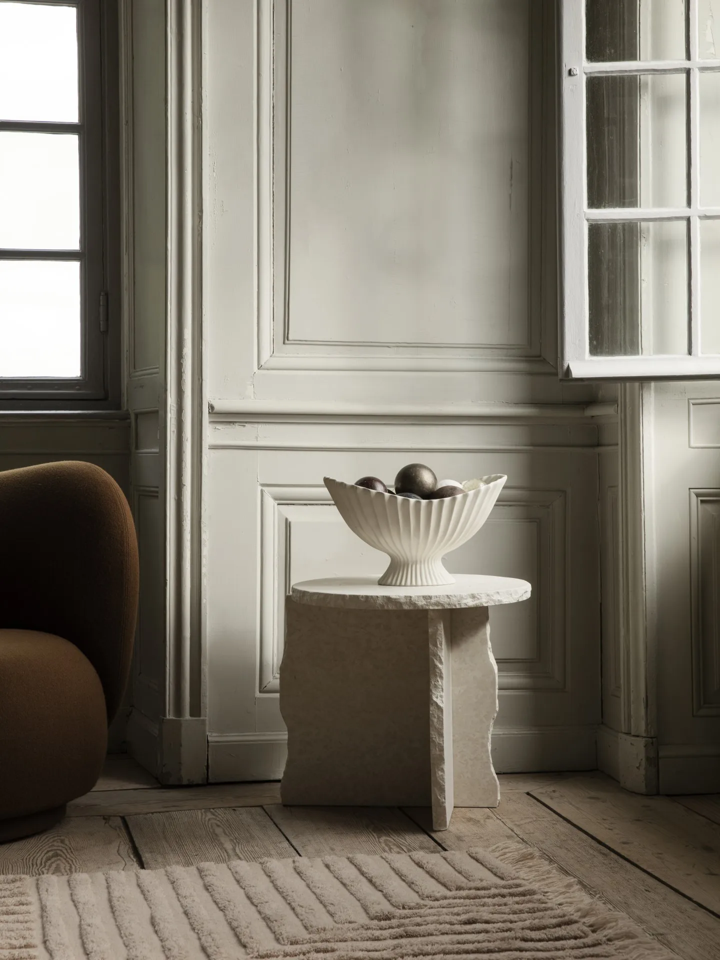 Table Mineral Sculptural Ø52 cm, Bianco Curia Ferm Living